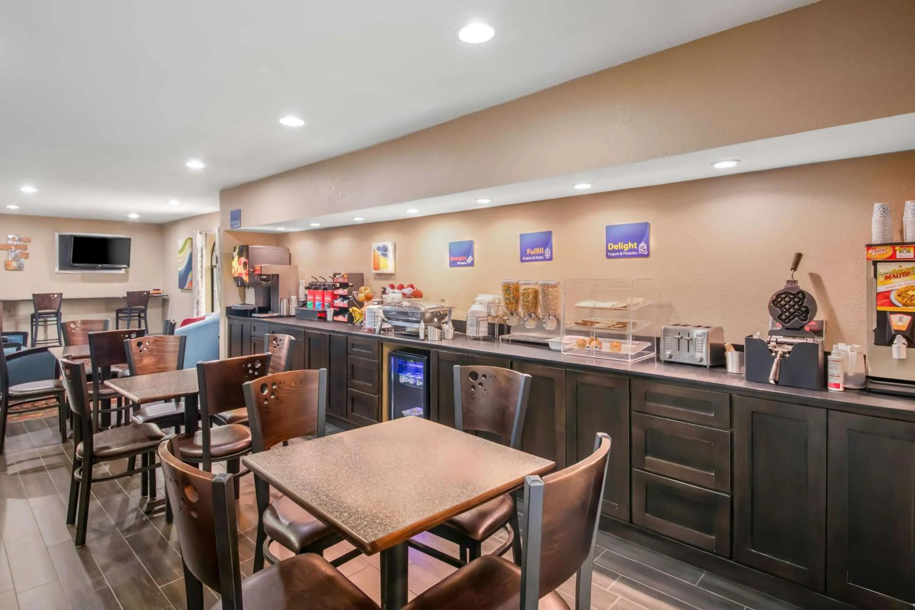 Breakfast in Best Western Cedar Inn