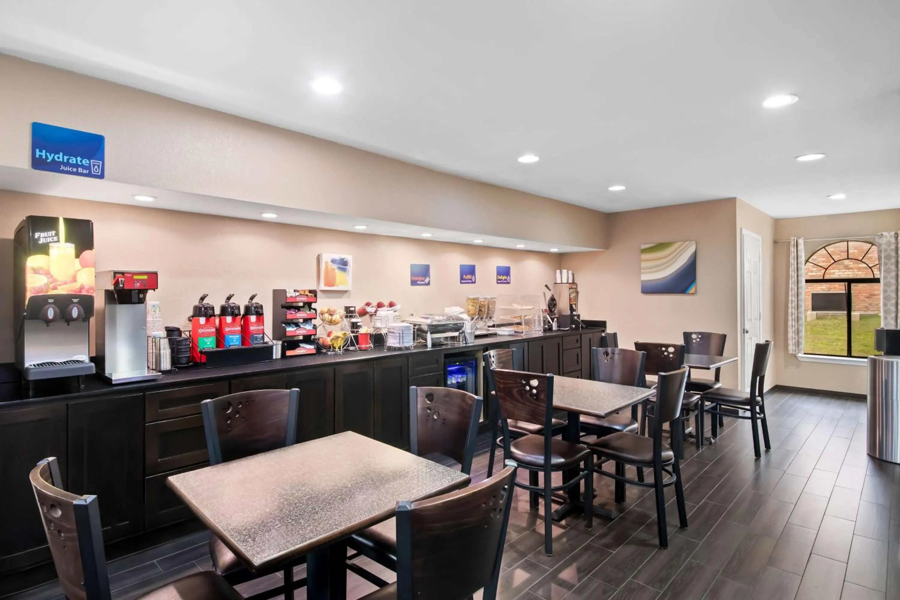 Breakfast in Best Western Cedar Inn