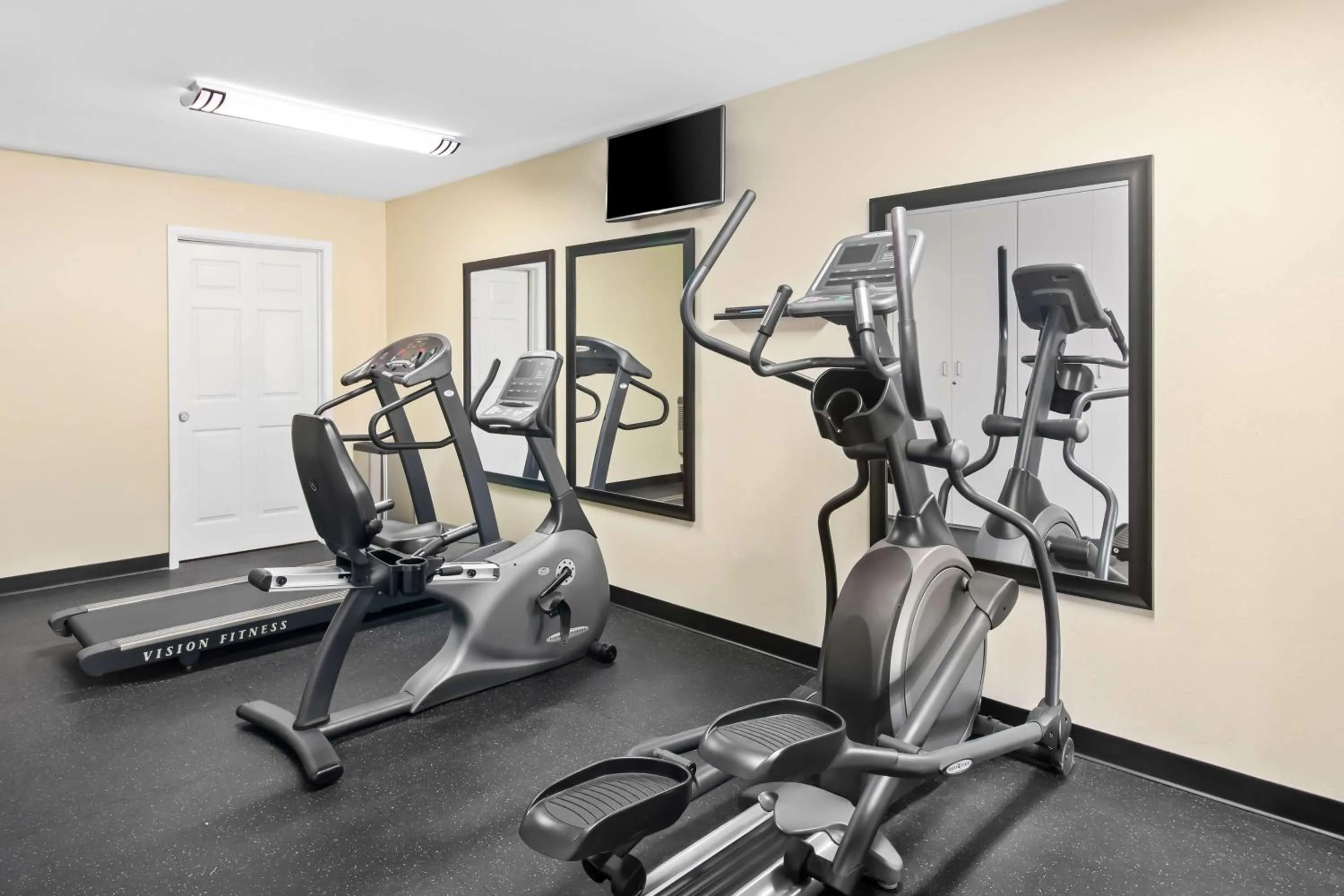 Fitness centre/facilities in Best Western Cedar Inn