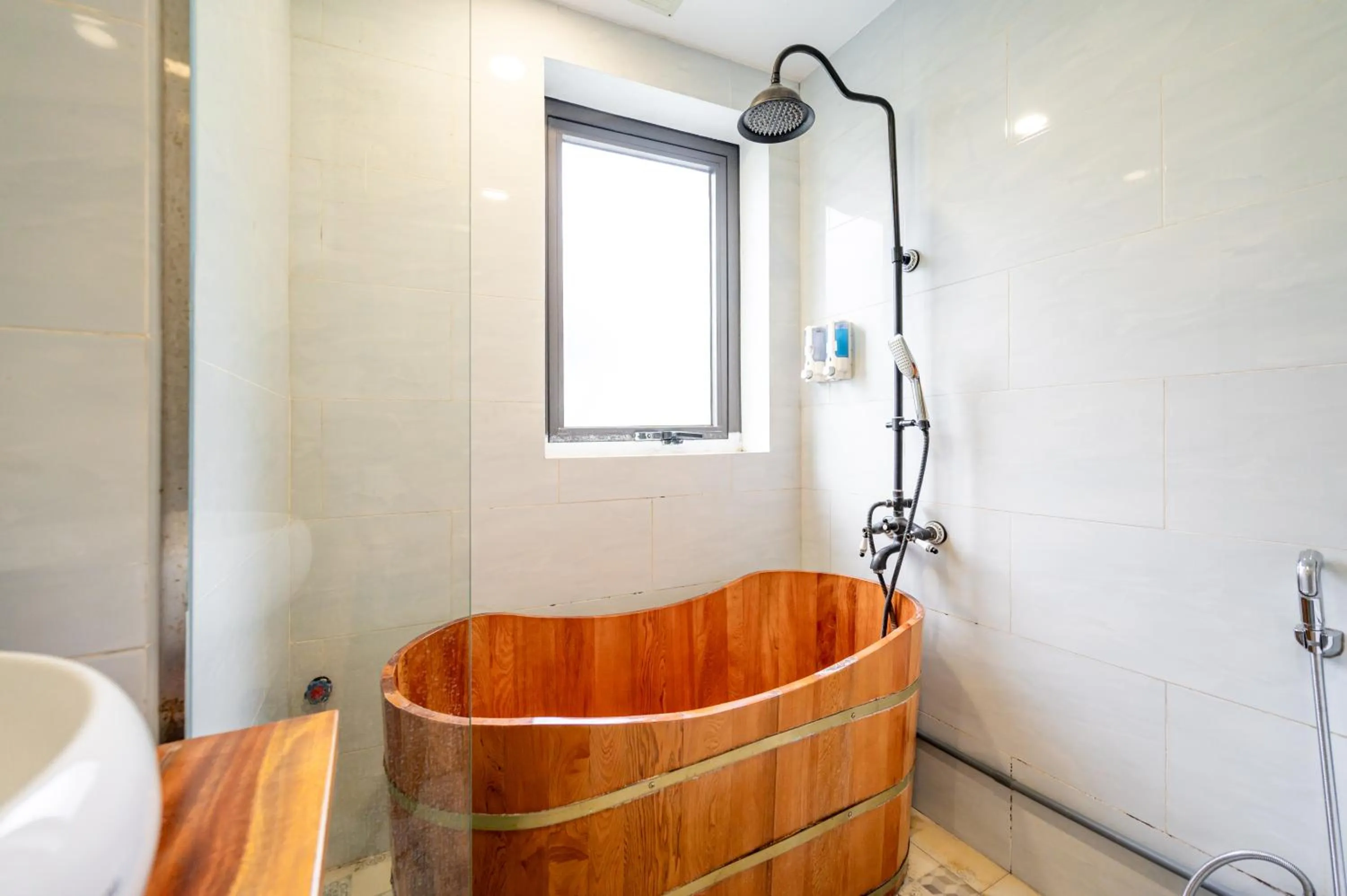 Bath in SaziHome Le Thanh Tong Hanoi