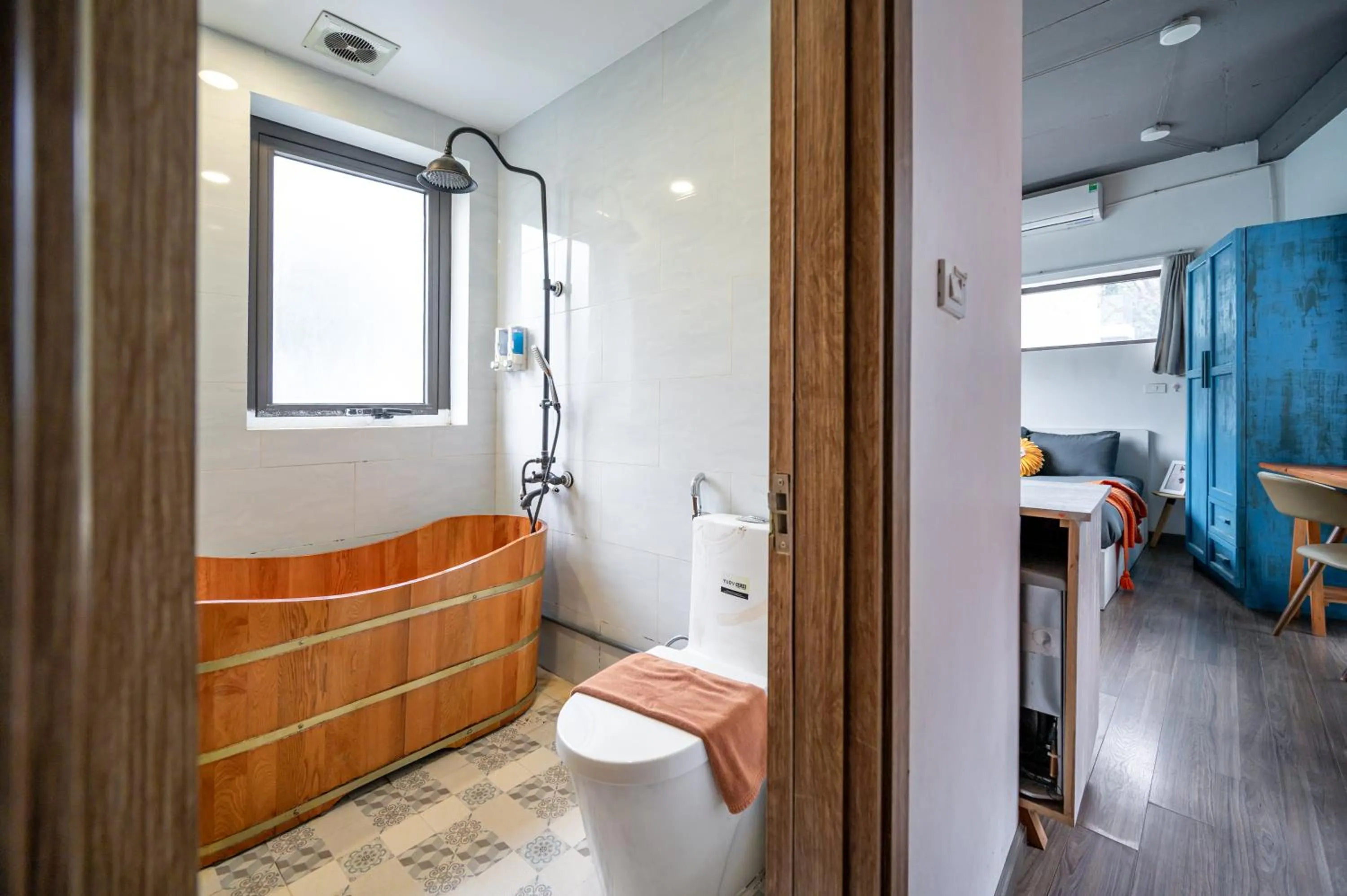 Shower, Bed in SaziHome Le Thanh Tong Hanoi