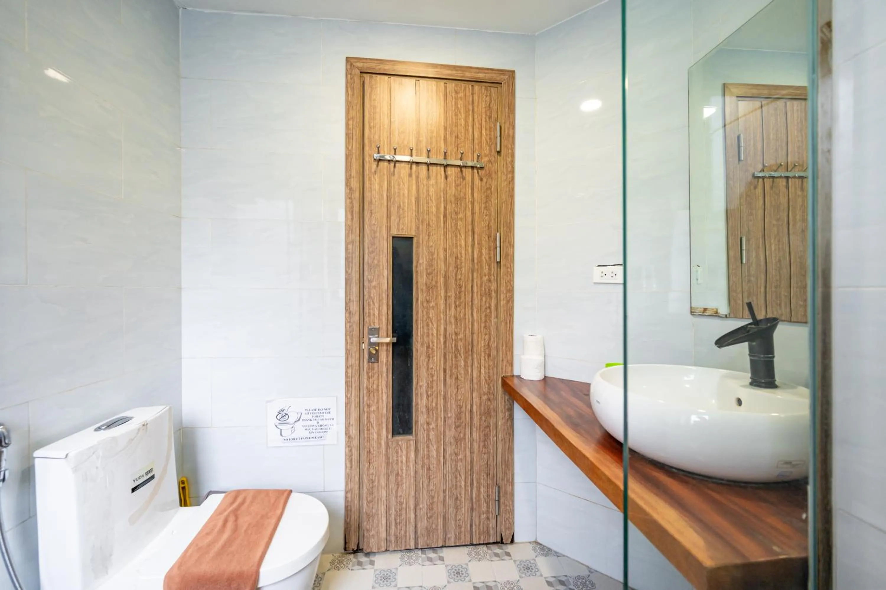 Toilet in SaziHome Le Thanh Tong Hanoi