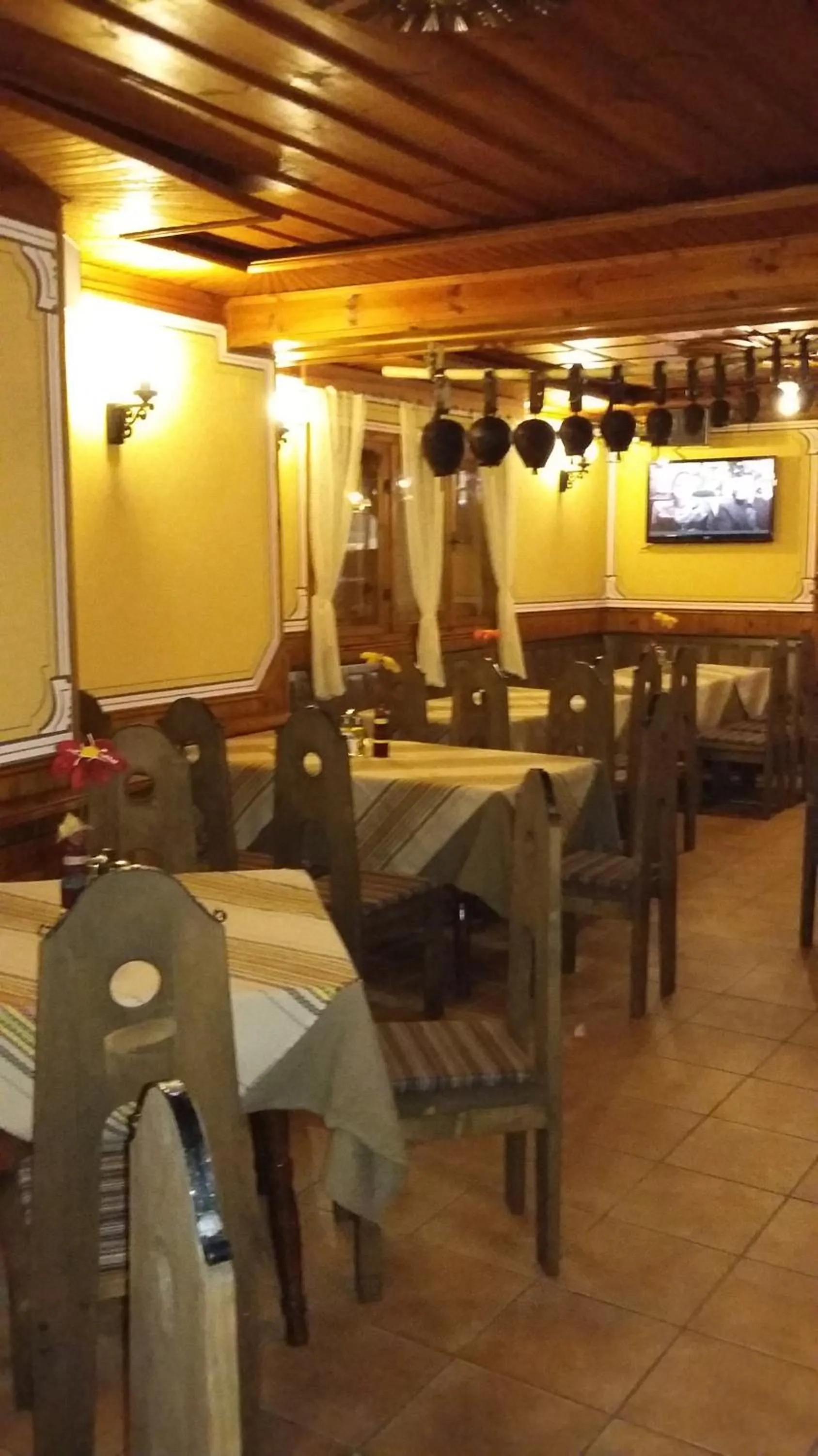 Restaurant/places to eat in Chuchura Family Hotel