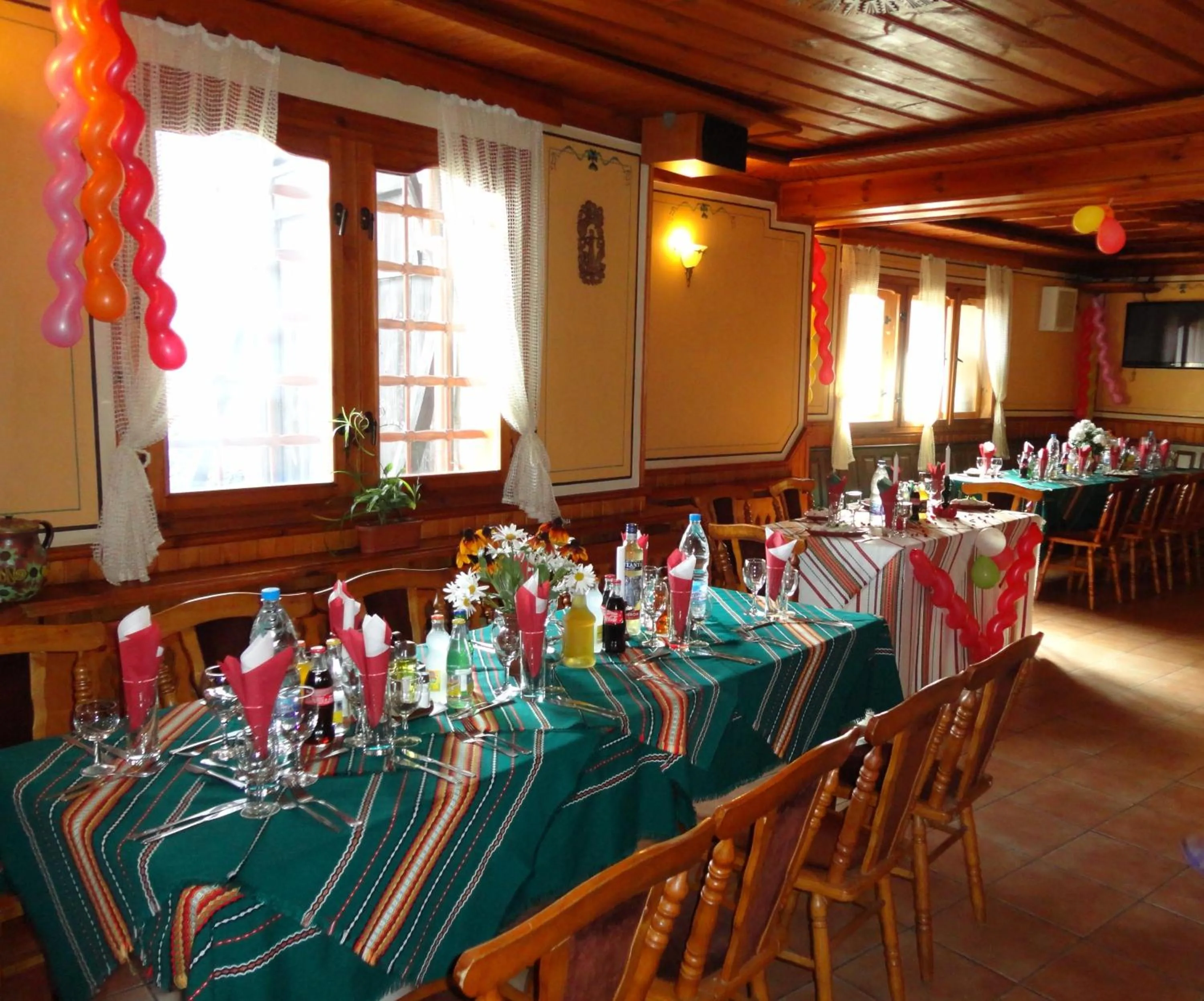 Restaurant/places to eat in Chuchura Family Hotel