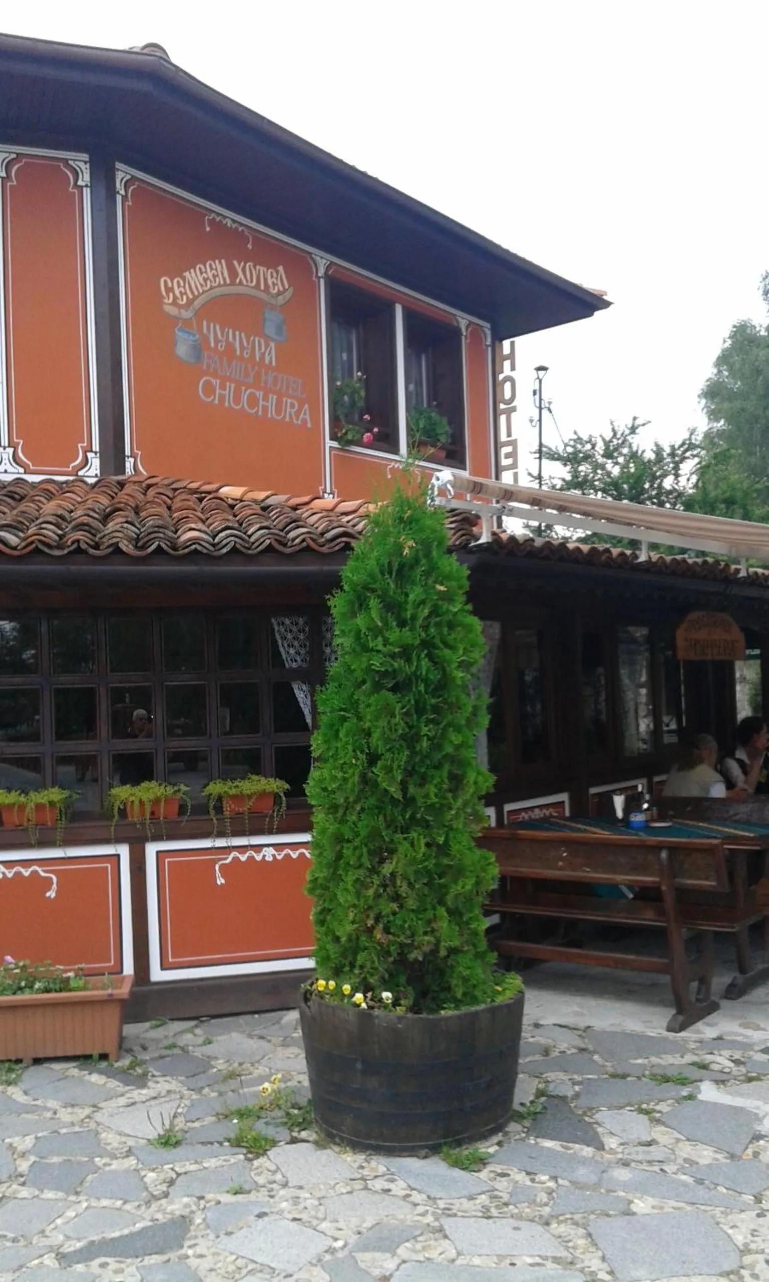 Restaurant/places to eat in Chuchura Family Hotel
