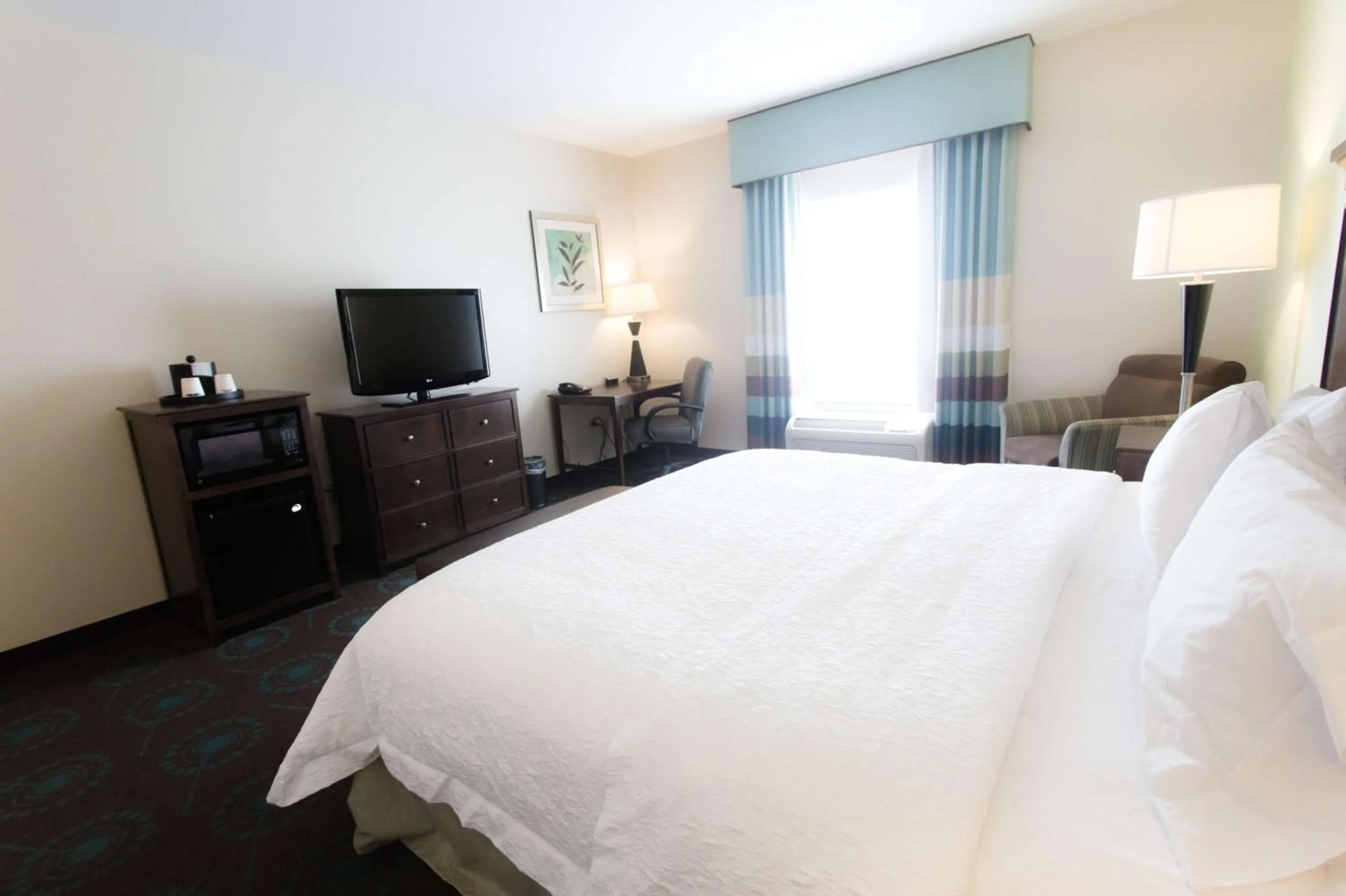 Bed in Hampton Inn & Suites Middlebury