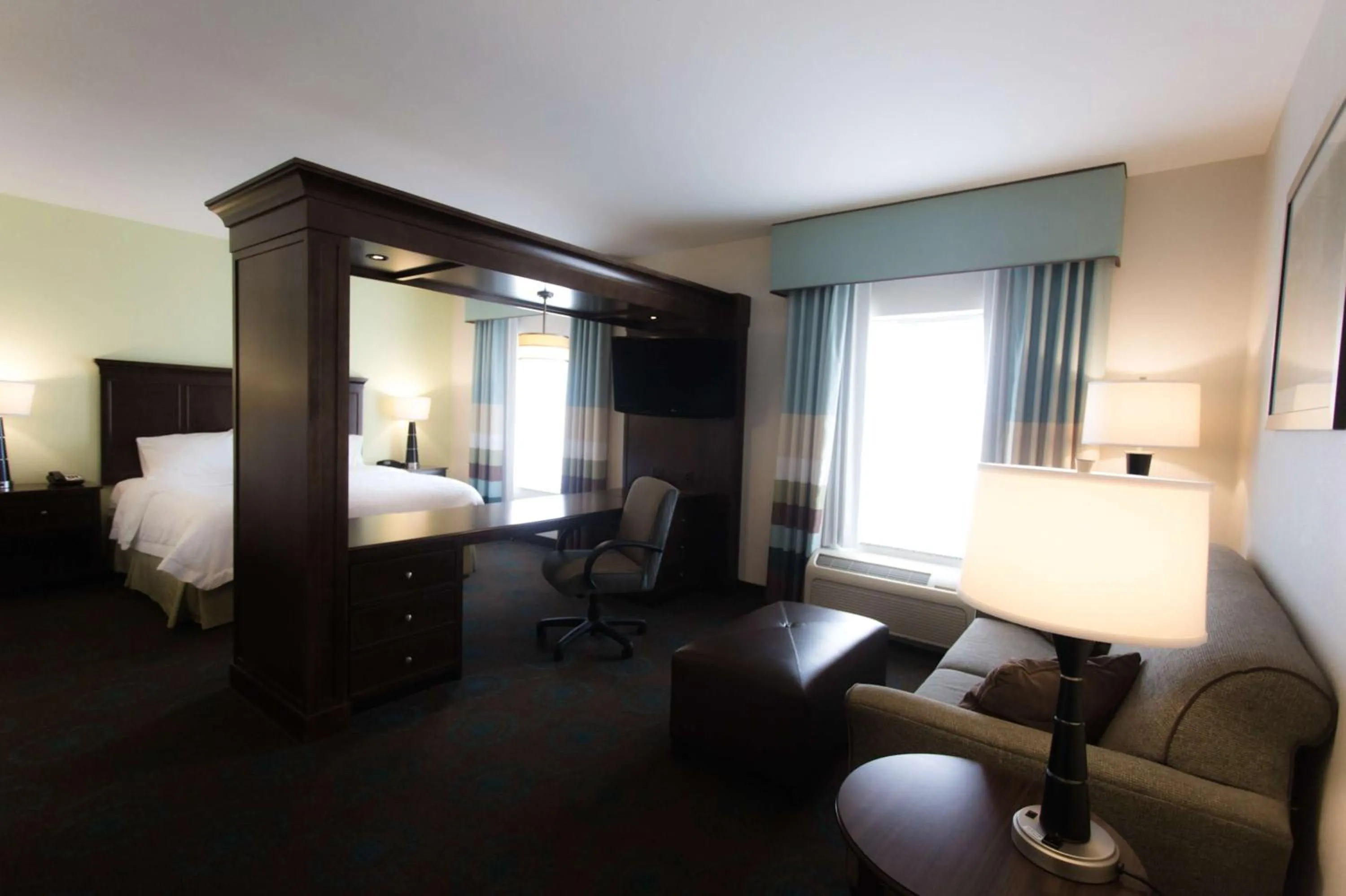 Bed in Hampton Inn & Suites Middlebury