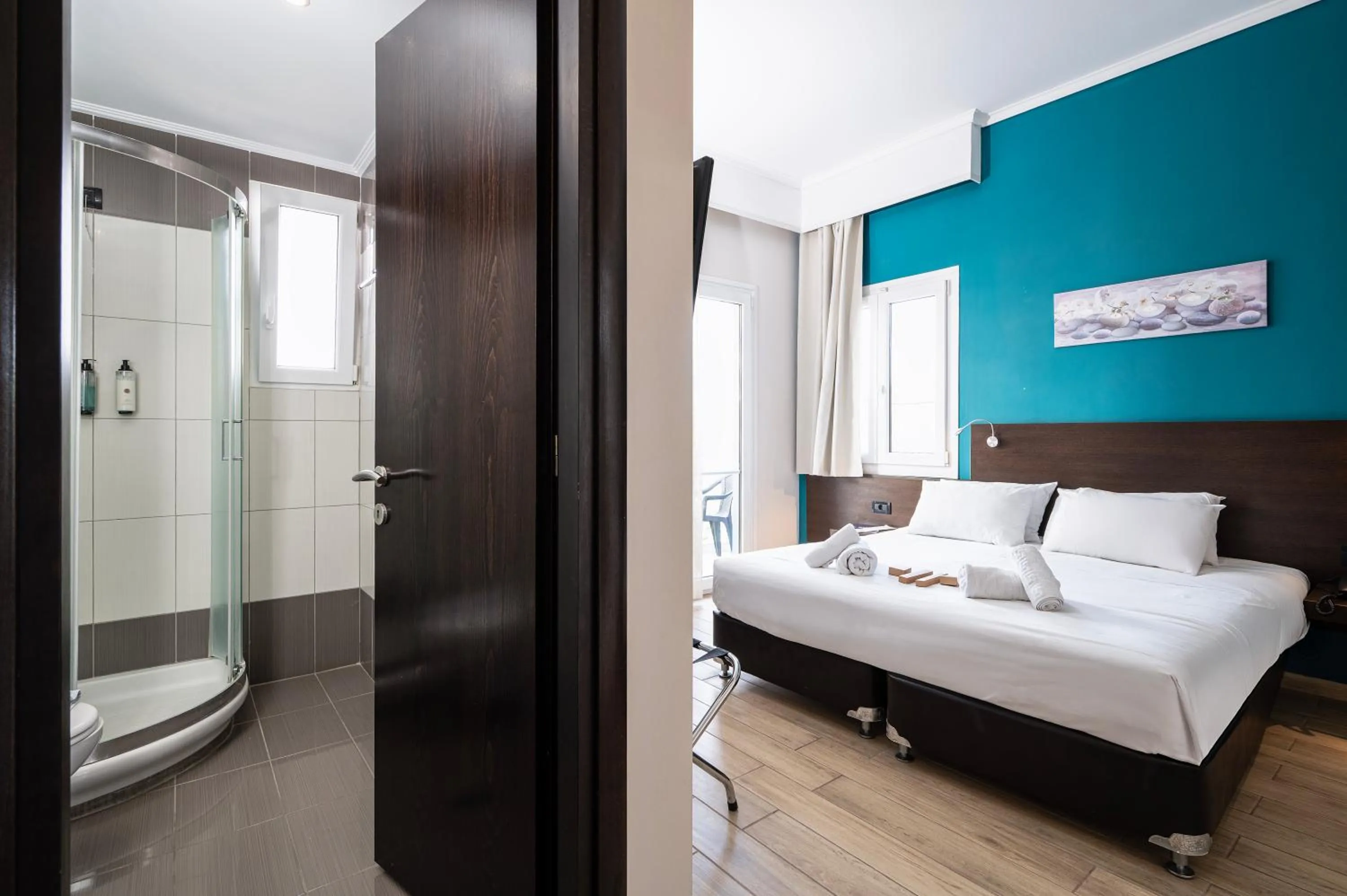 Shower, Bed in Sonia Hotel & Suites - Adults Only