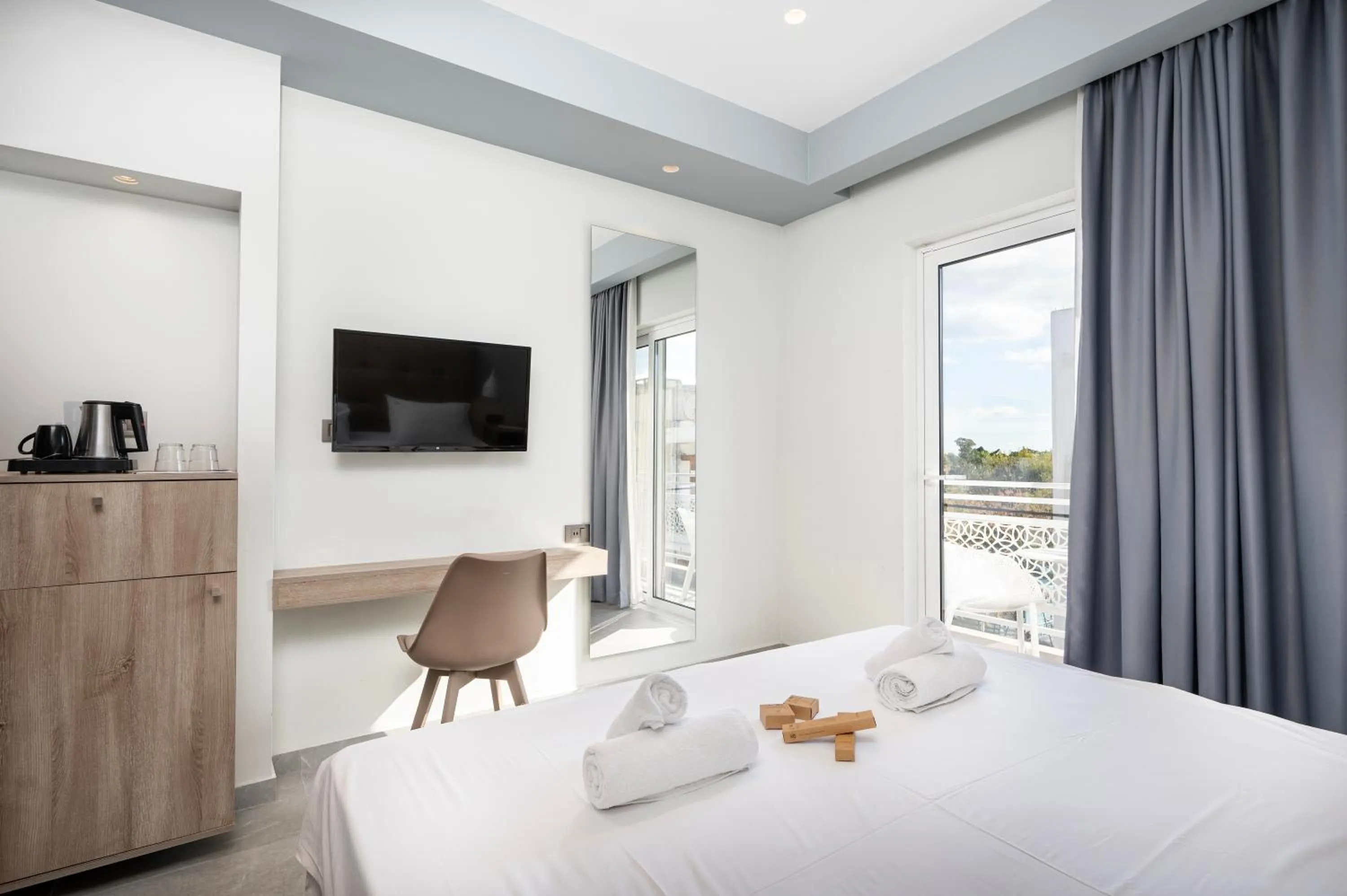 TV and multimedia, Bed in Sonia Hotel & Suites - Adults Only