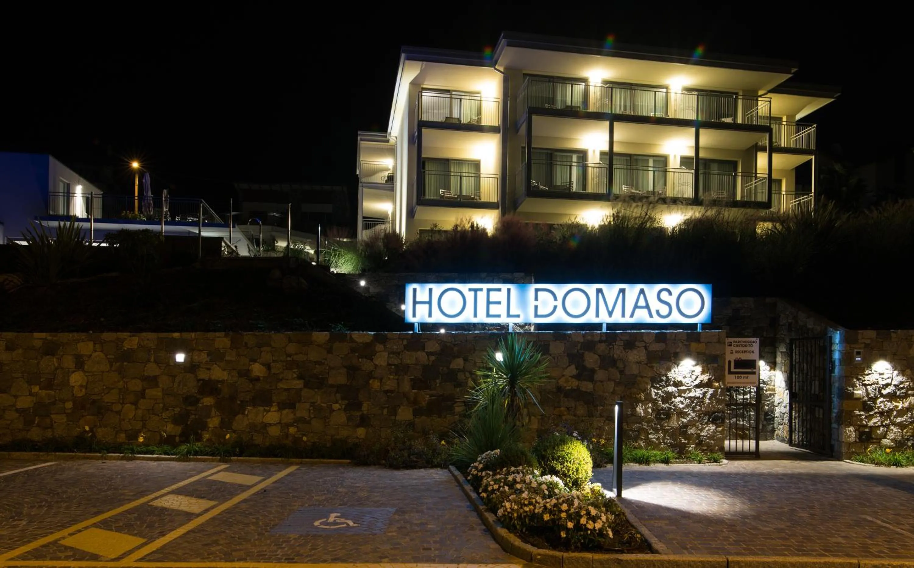 Facade/entrance in Hotel Domaso
