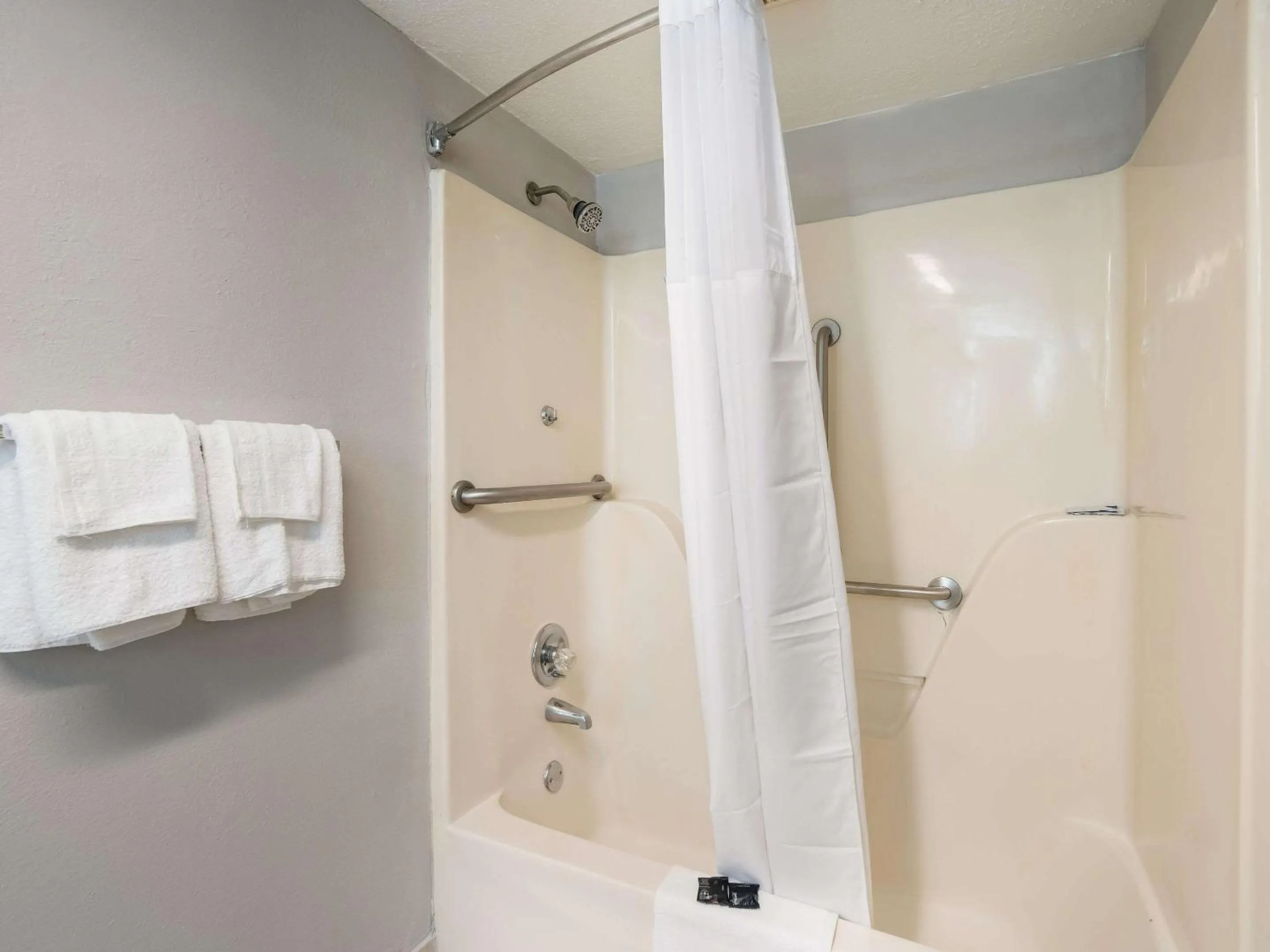 Bedroom in Rodeway Inn Greenwood