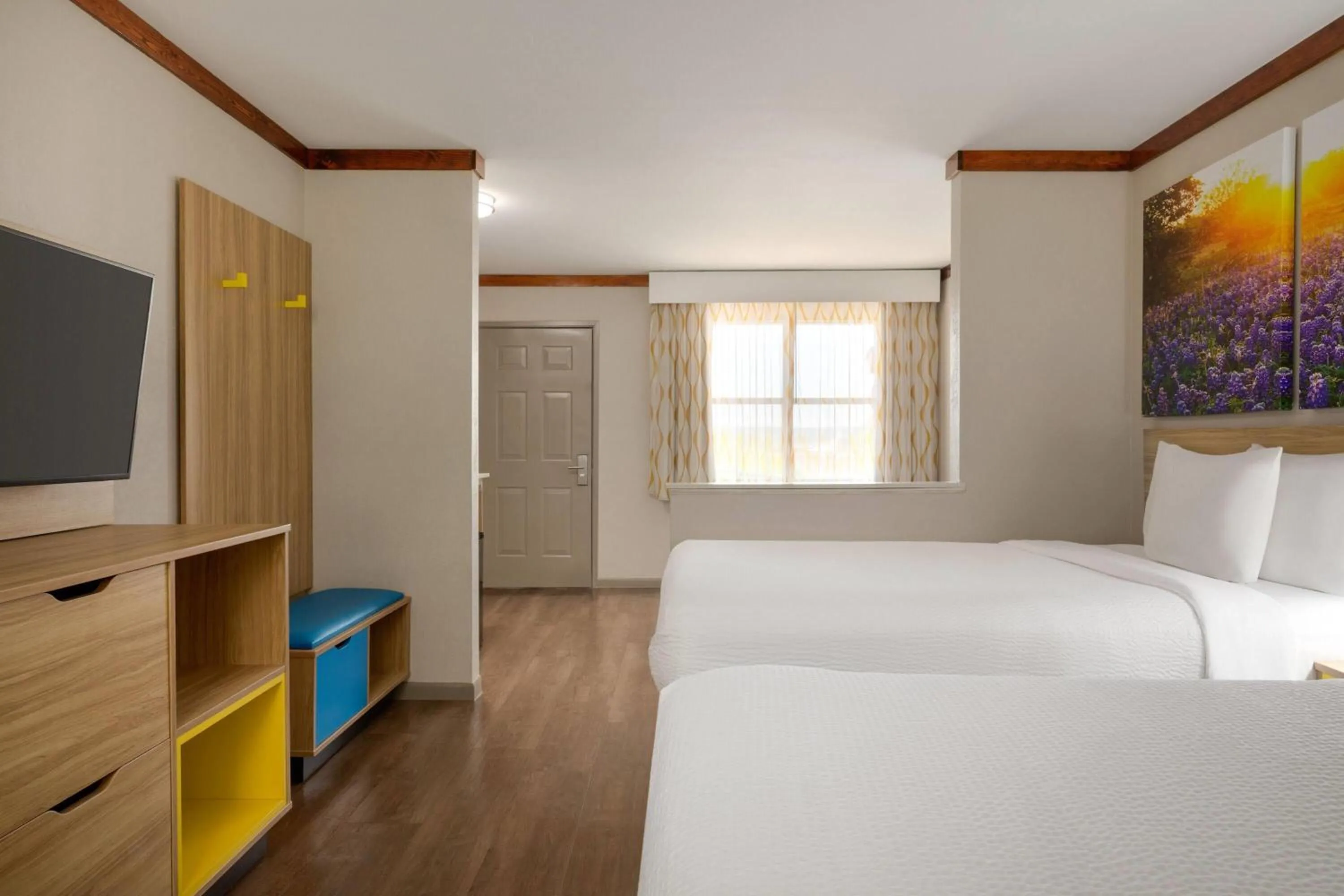 Photo of the whole room, Bed in Days Inn by Wyndham Suites Fredericksburg