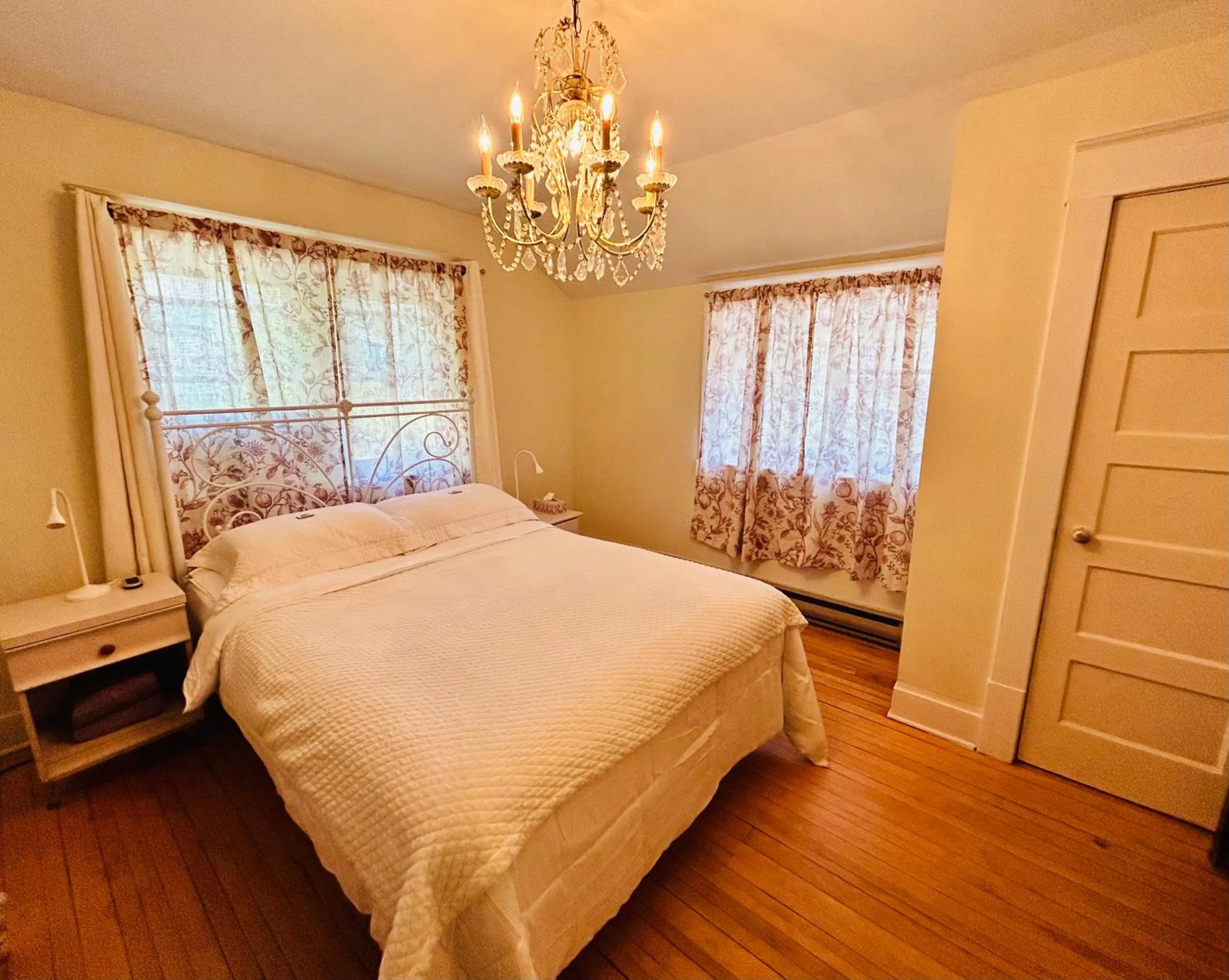 Bedroom, Bed in Auberge De Mon Petit Chum B&B