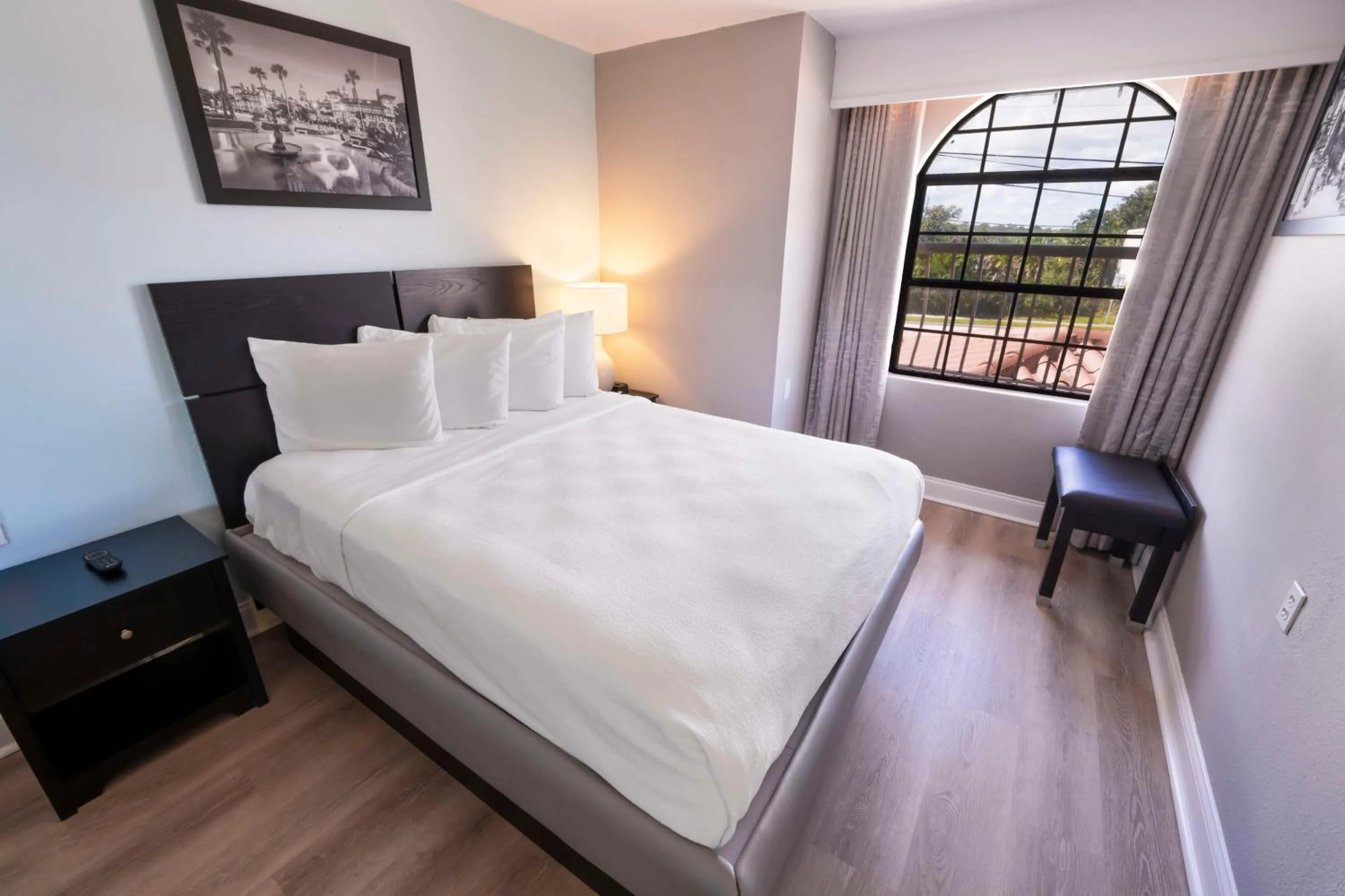 Photo of the whole room, Bed in Best Western Historical Inn