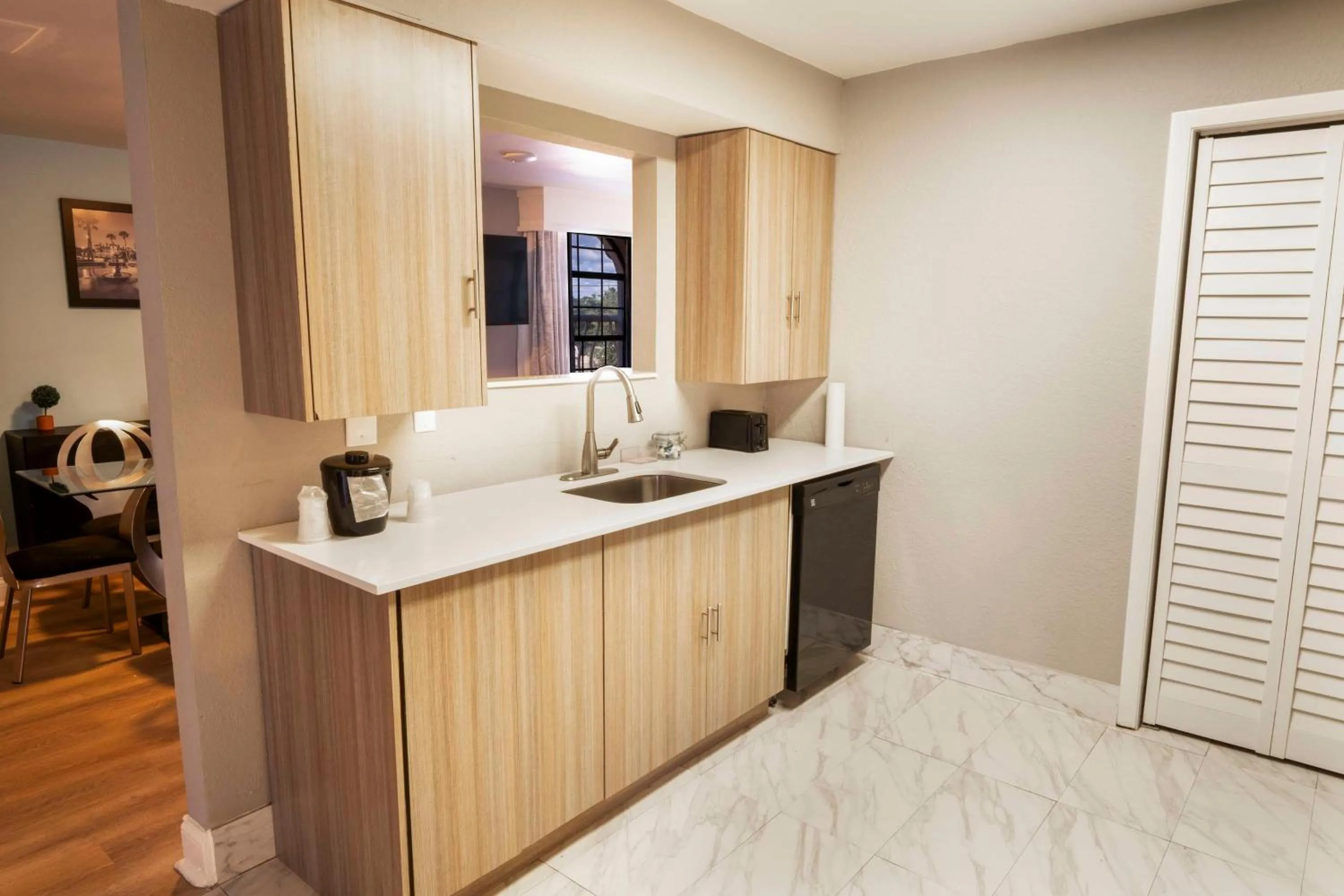 Kitchen or kitchenette, Bed in Best Western Historical Inn