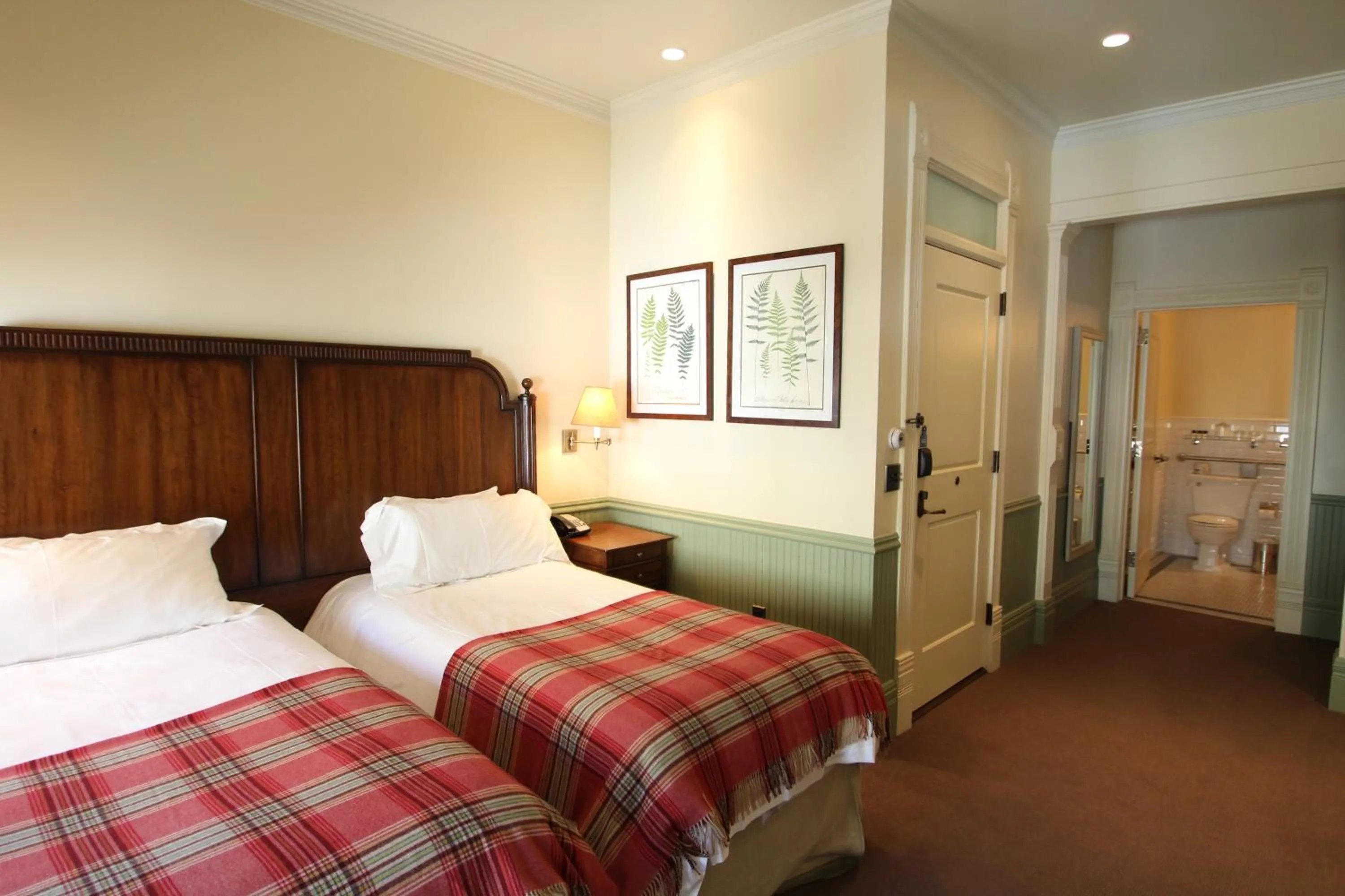 Photo of the whole room, Bed in New Sheridan Hotel