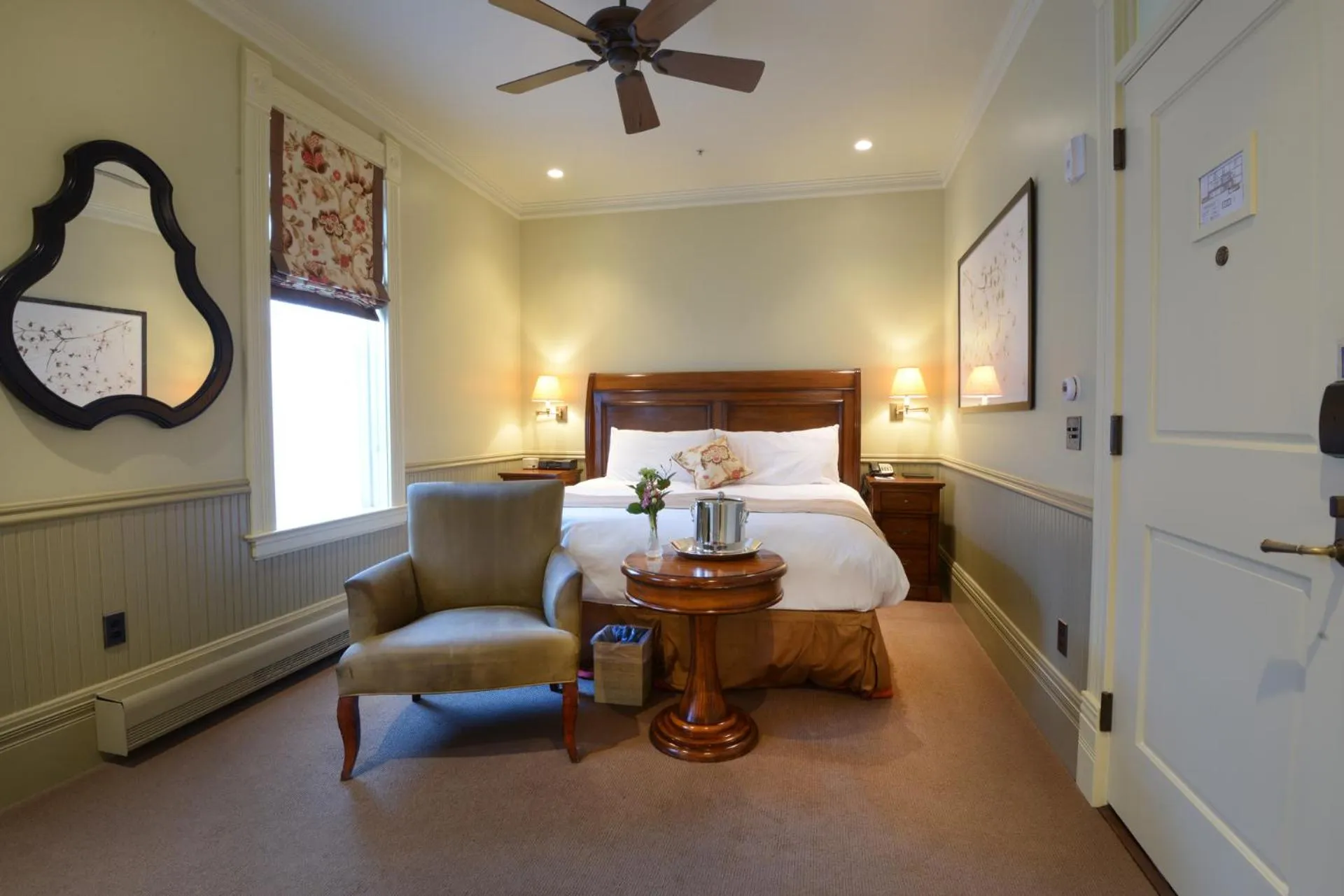 Photo of the whole room, Bed in New Sheridan Hotel