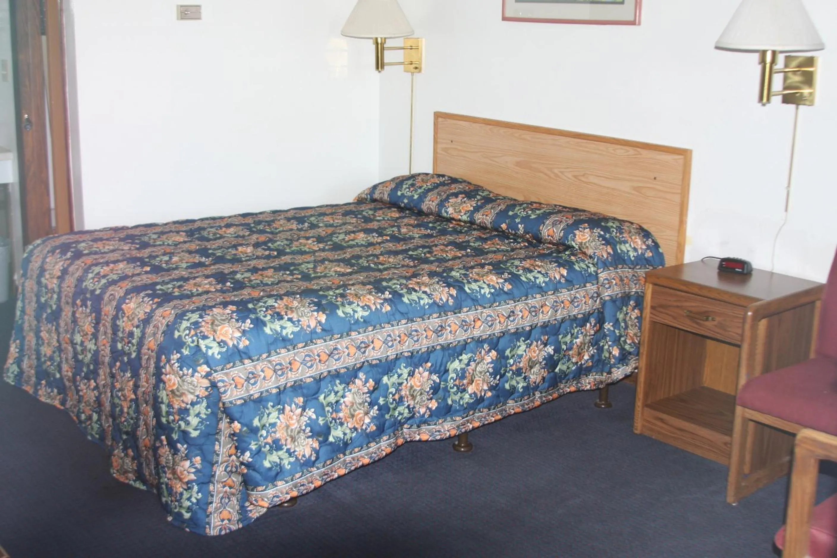 Bed in Viking Jr. Motel