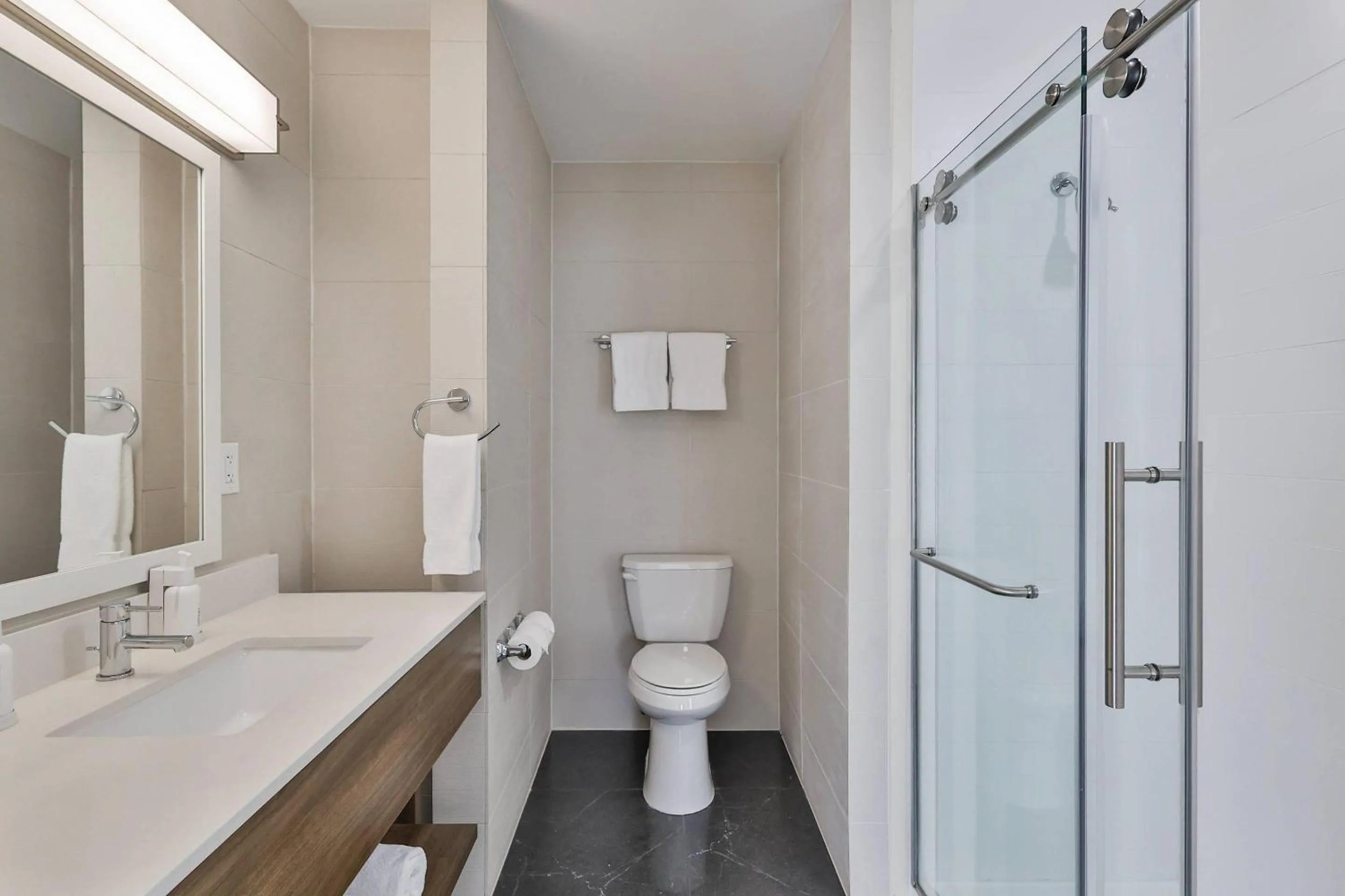 Bedroom in The Penn Stroud, Stroudsburg - Poconos, an Ascend Collection Hotel