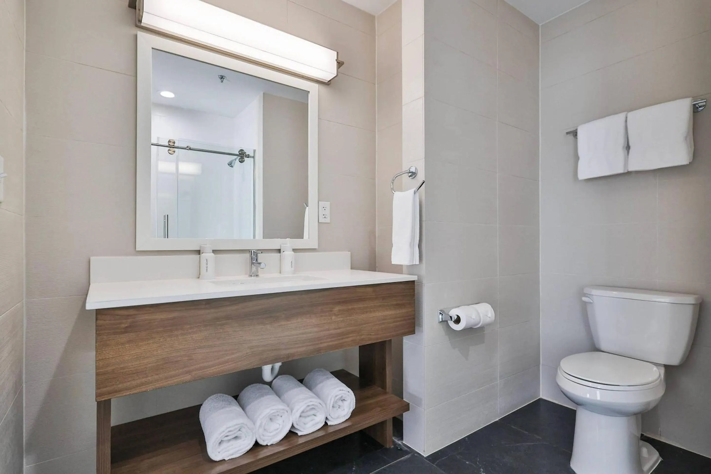 Bedroom in The Penn Stroud, Stroudsburg - Poconos, an Ascend Collection Hotel