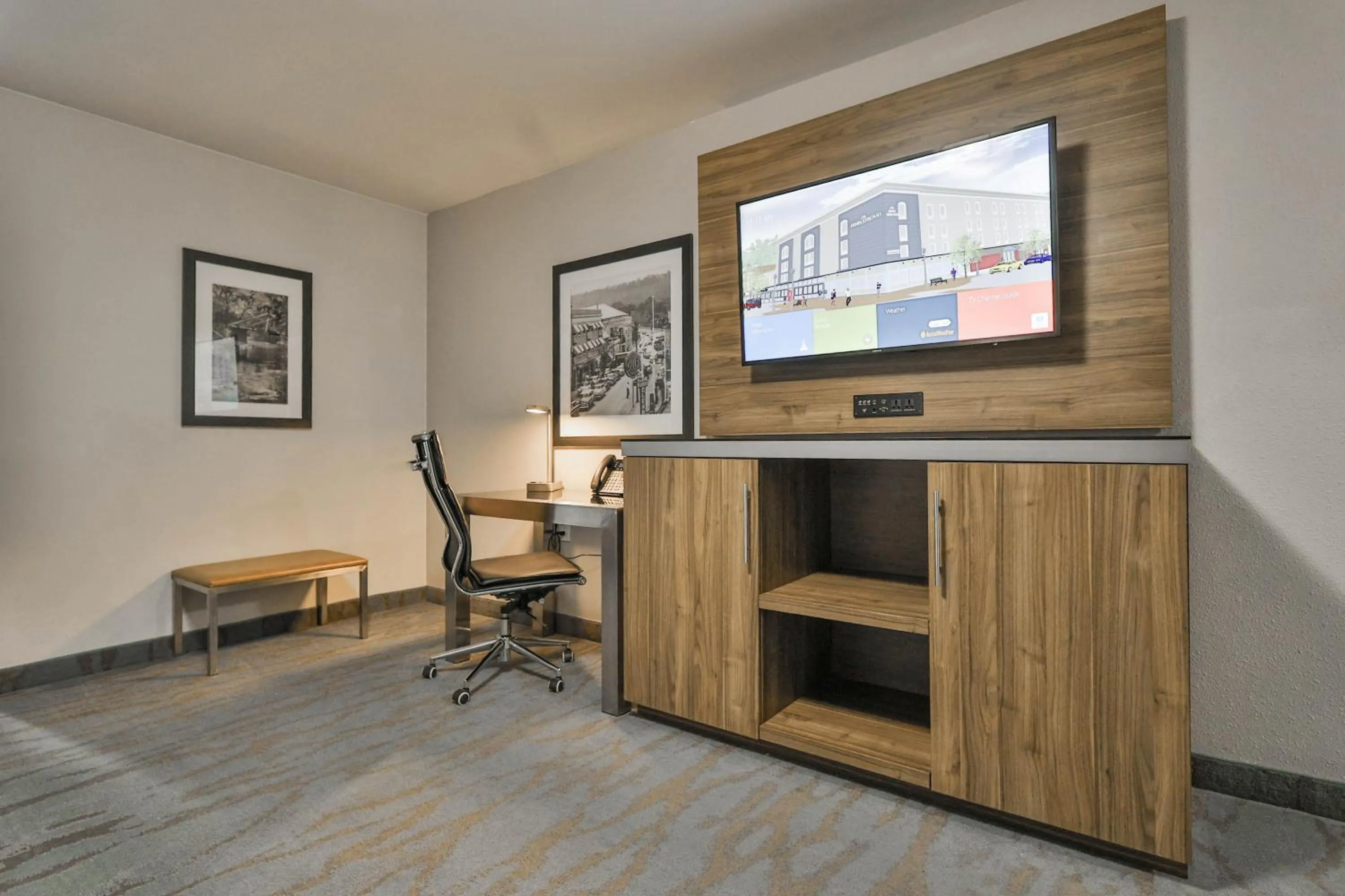 TV and multimedia in The Penn Stroud, Stroudsburg - Poconos, an Ascend Collection Hotel