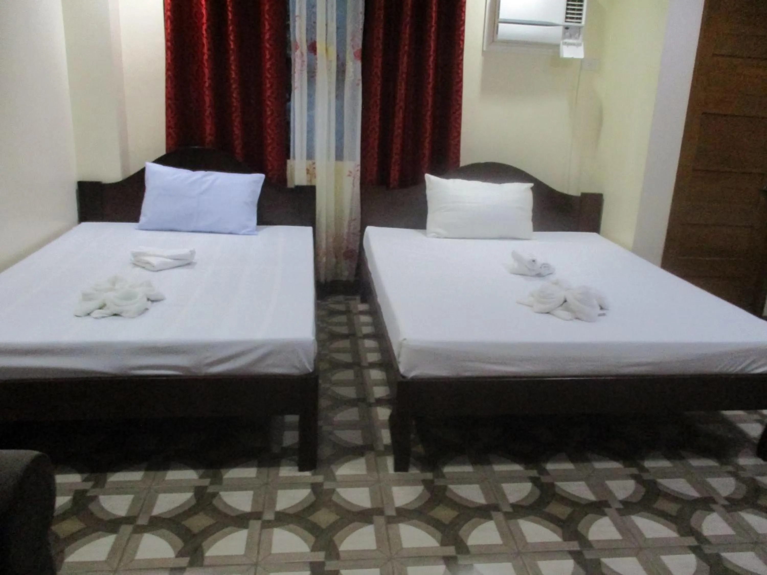 Bed in WMV Hotel & Restaurant