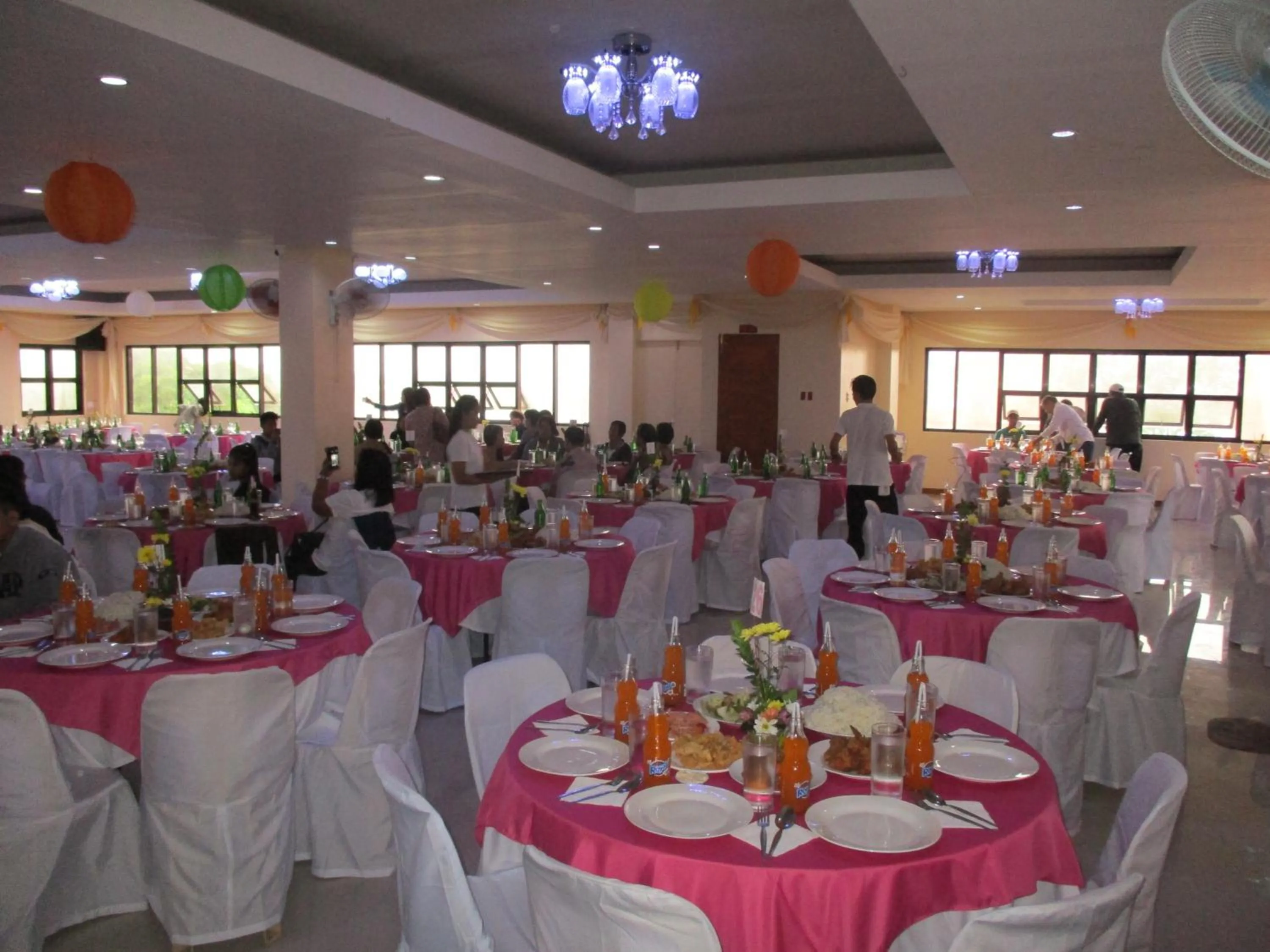 Restaurant/places to eat in WMV Hotel & Restaurant