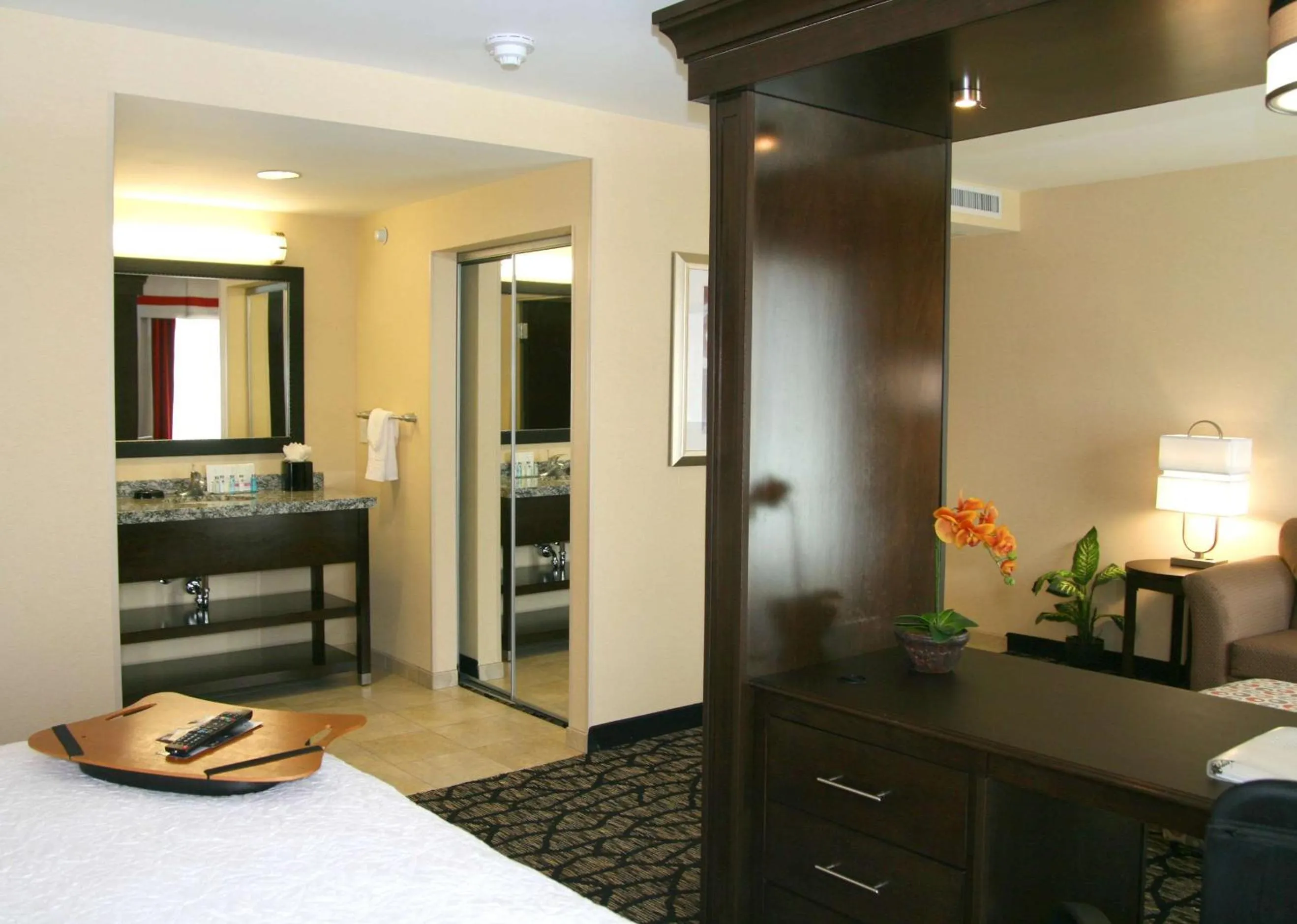 Bed in Hampton Inn & Suites Salt Lake City-University/Foothill Drive