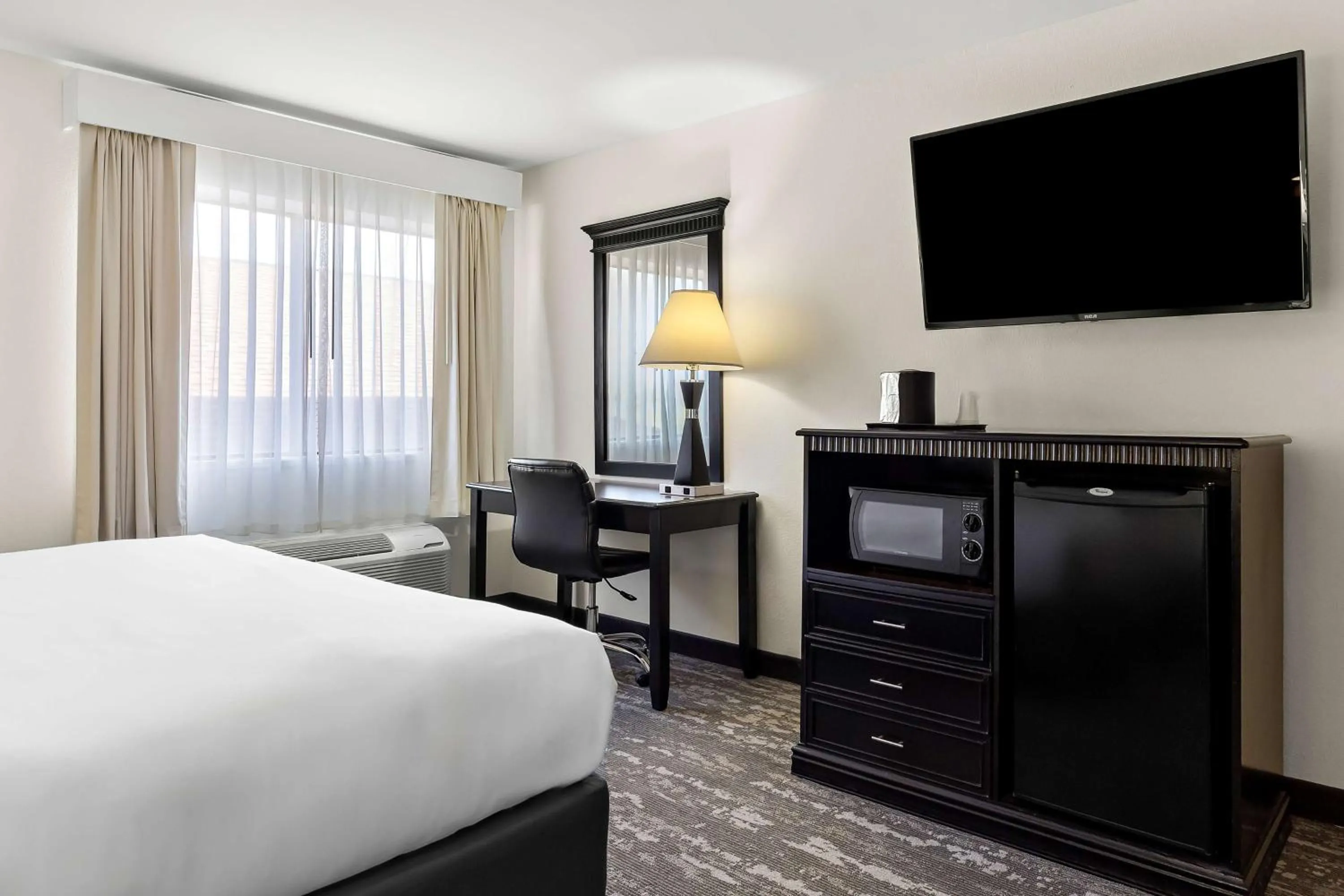 Bedroom, Bed in Best Western Saluki Inn