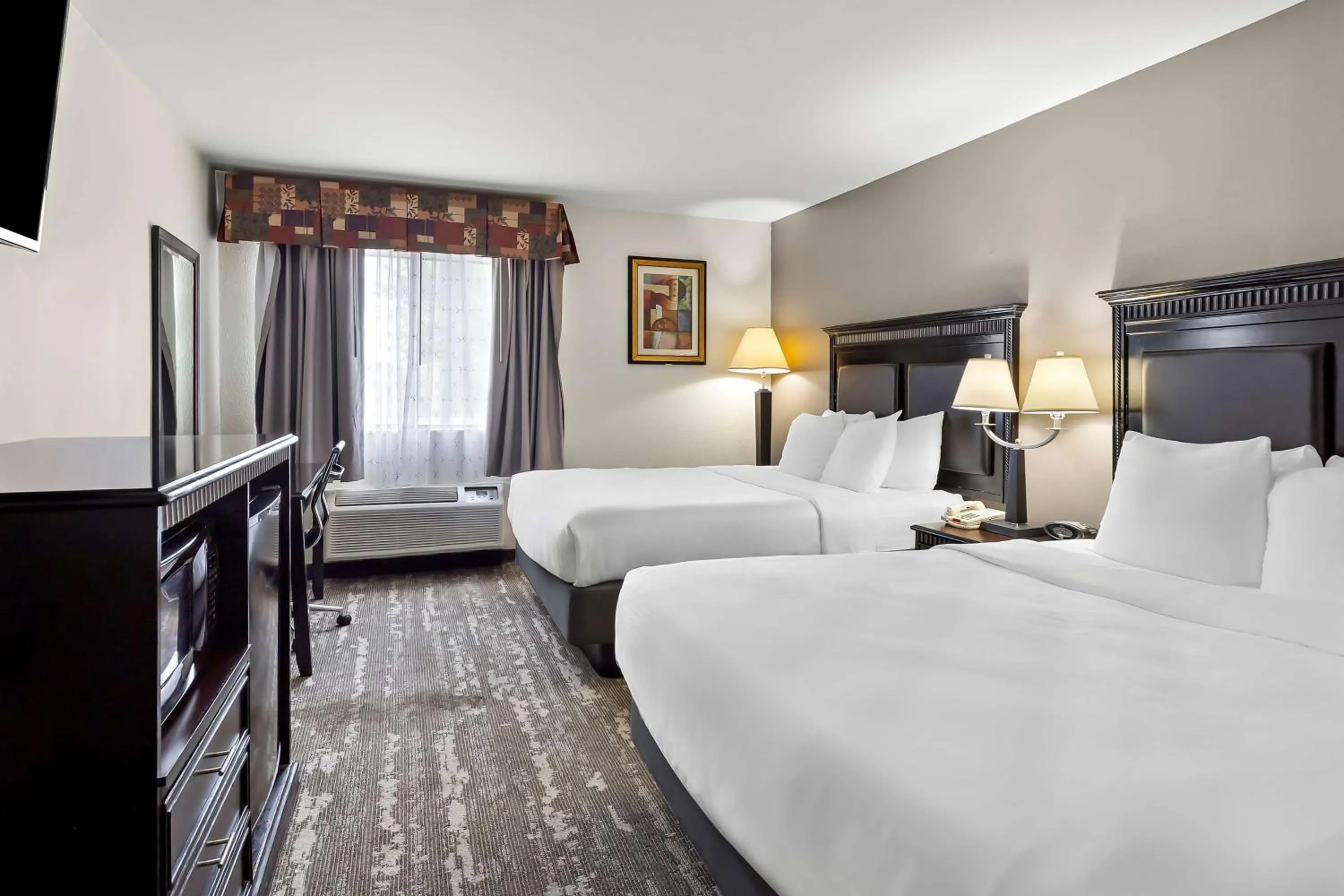 Bedroom, Bed in Best Western Saluki Inn