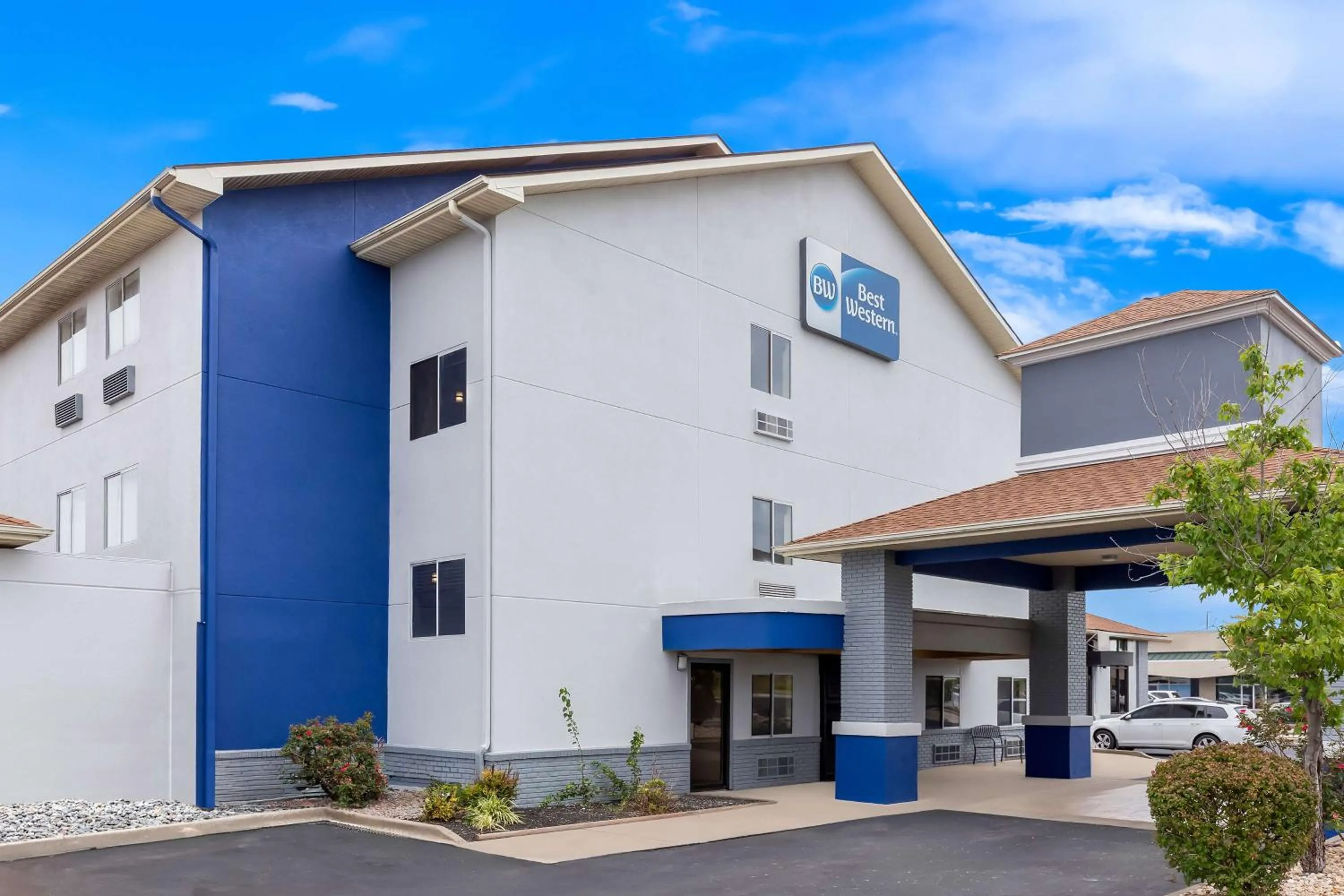 Property building in Best Western Saluki Inn