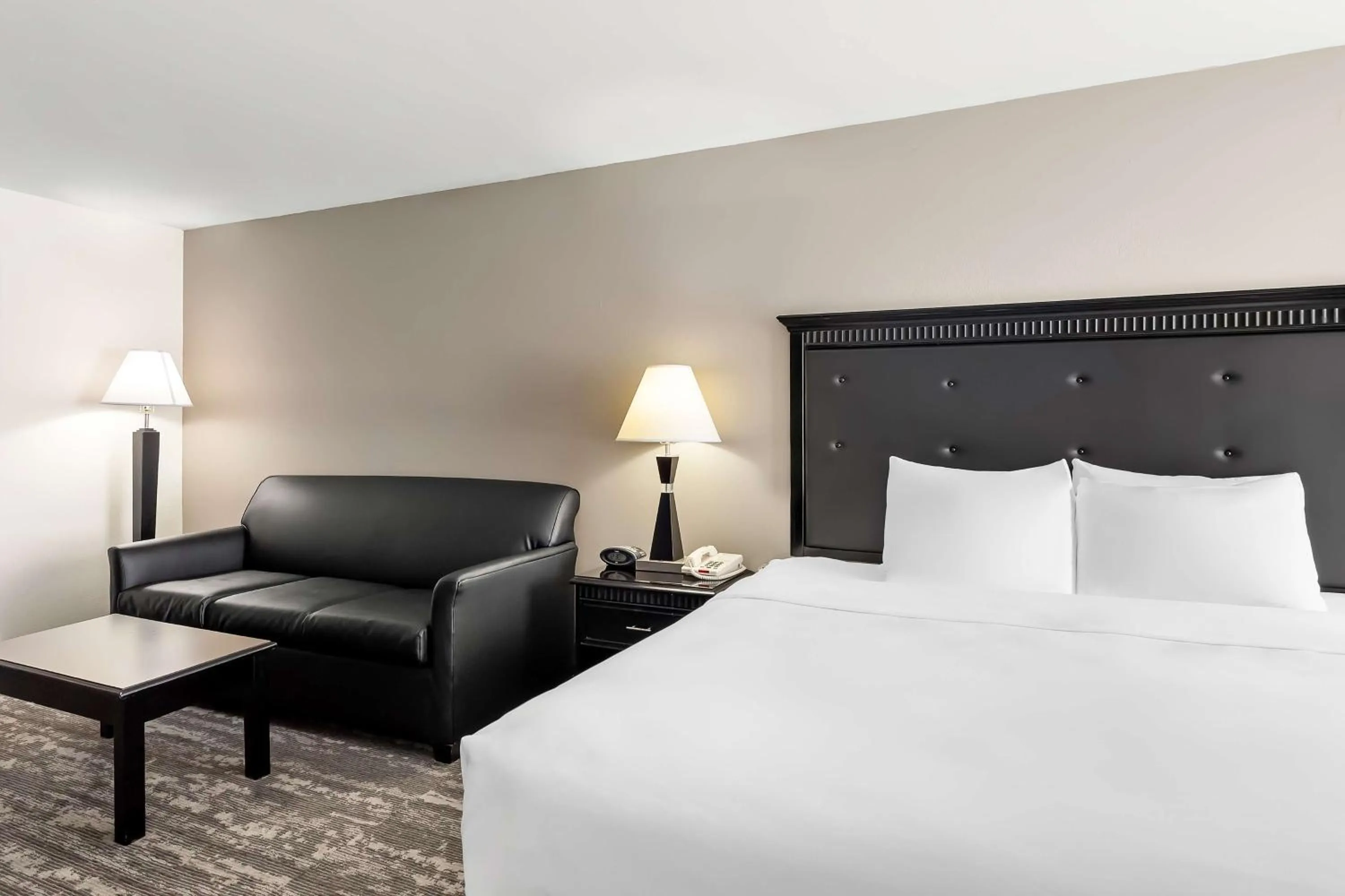 Bedroom, Bed in Best Western Saluki Inn