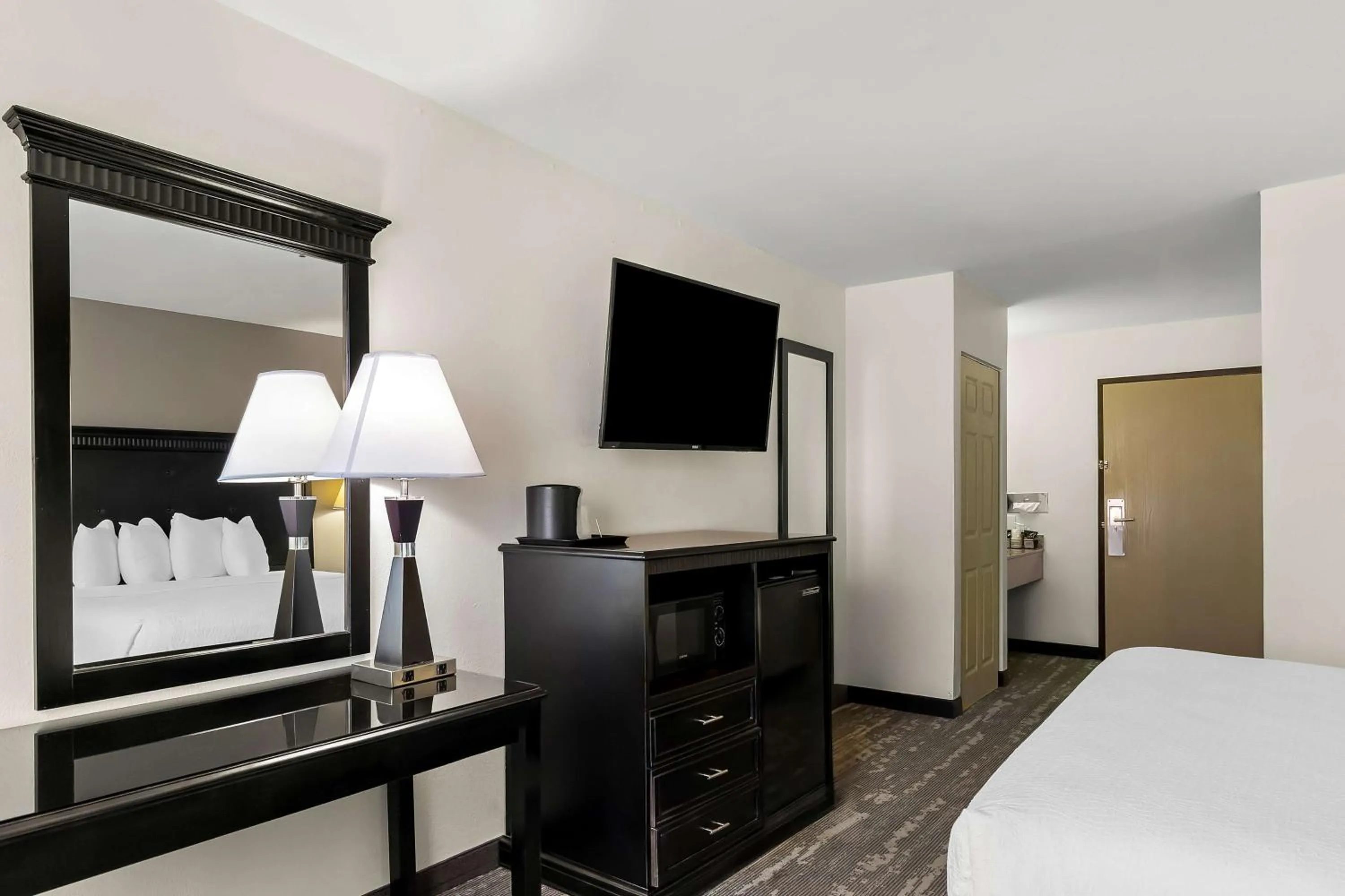 Bedroom, Bed in Best Western Saluki Inn