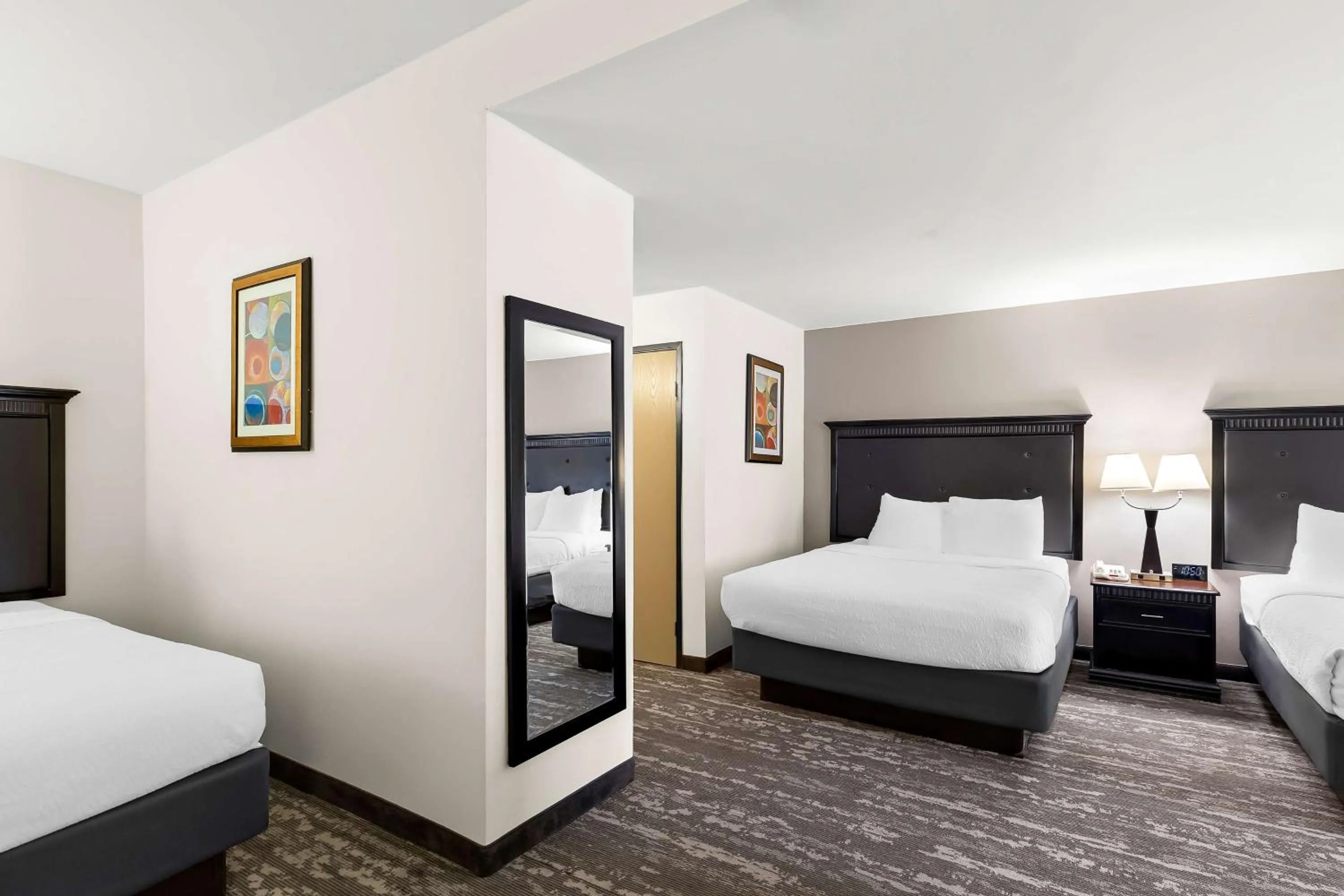 Bedroom, Bed in Best Western Saluki Inn