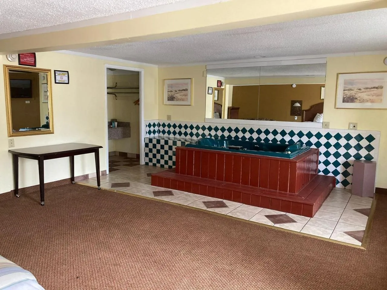 Hot Tub, Lobby/Reception in Apple Tree Inn