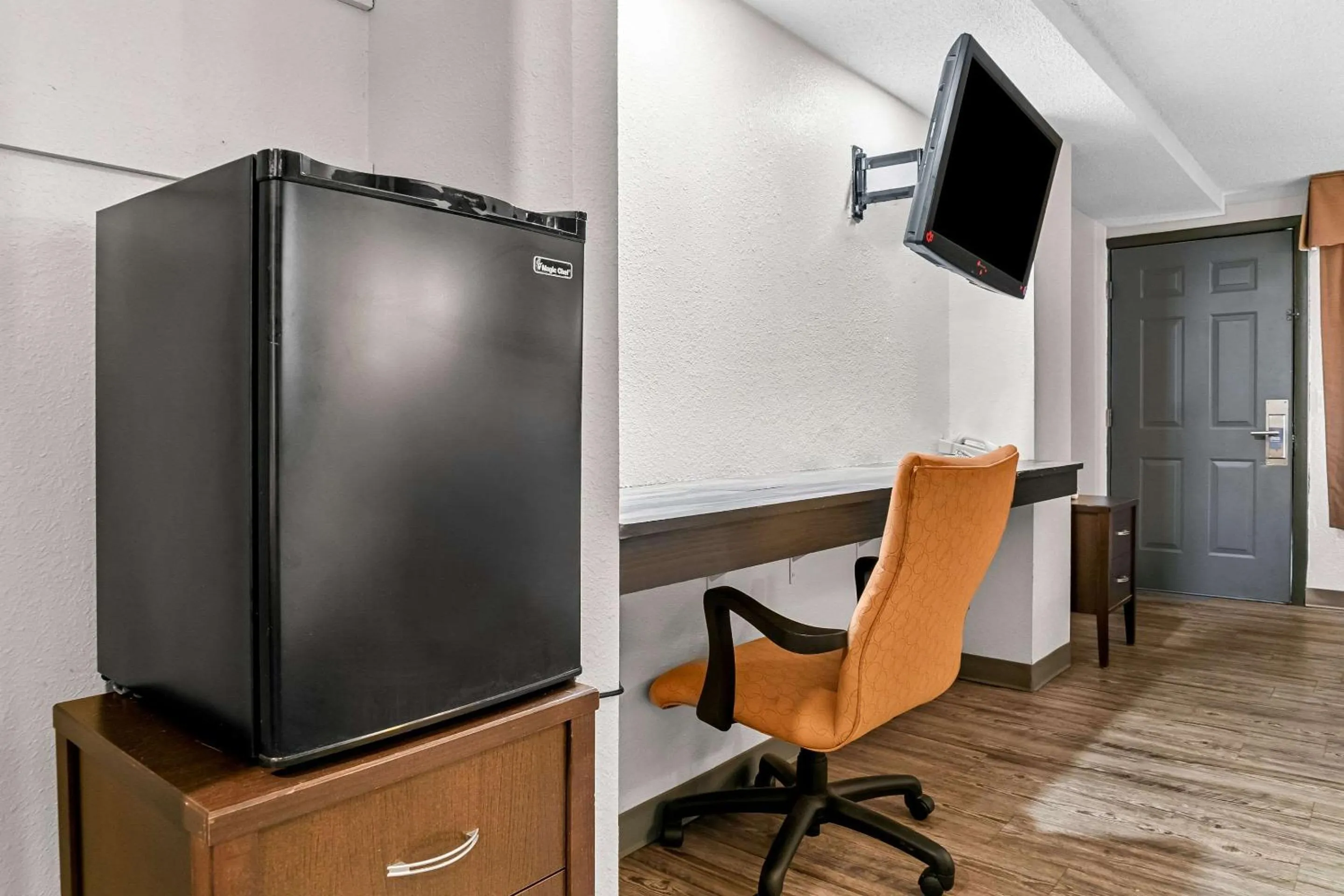 Bedroom in Rodeway Inn & Suites Saginaw I-675