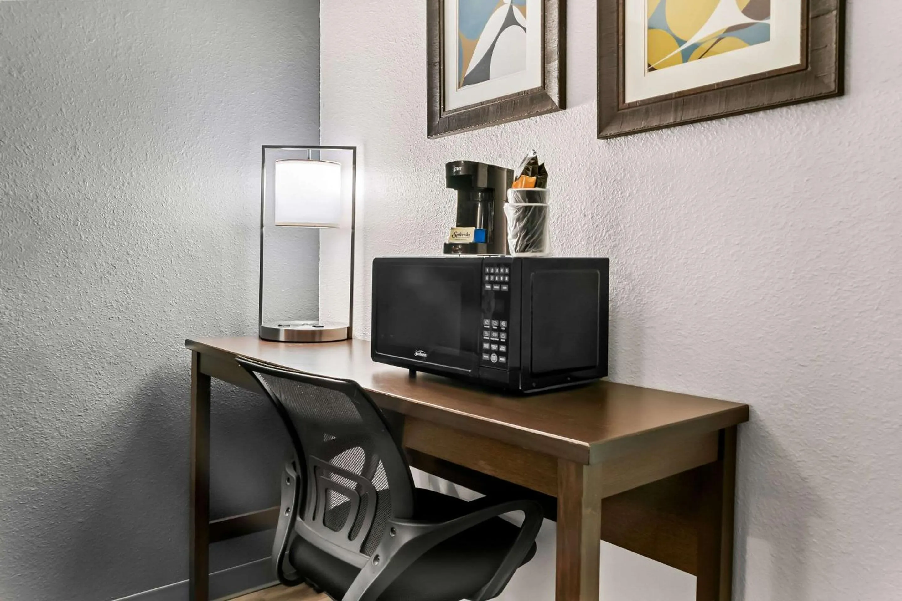 Bedroom in Rodeway Inn & Suites Saginaw I-675