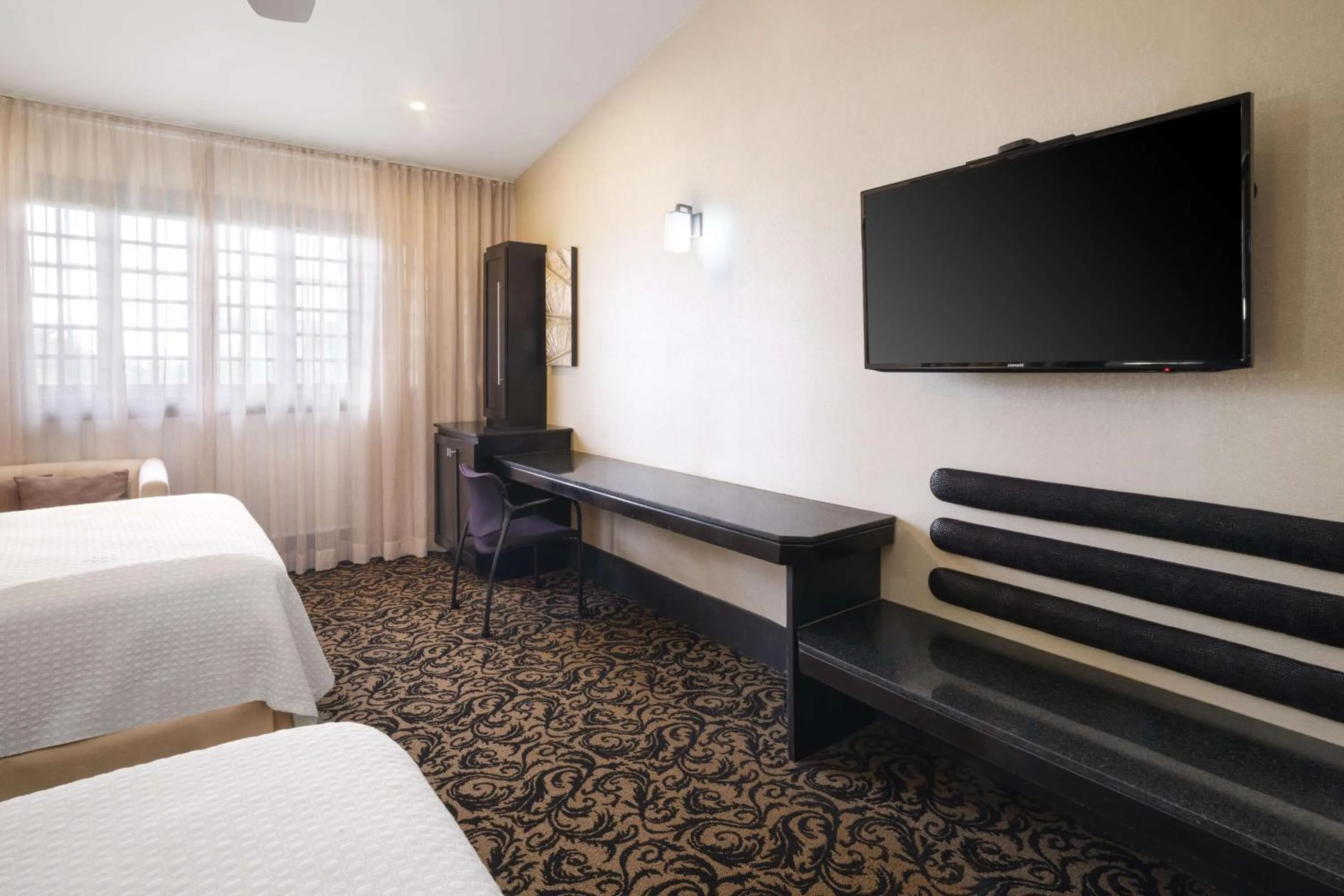 Photo of the whole room, Bed in Terra Nova, BW Premier Collection