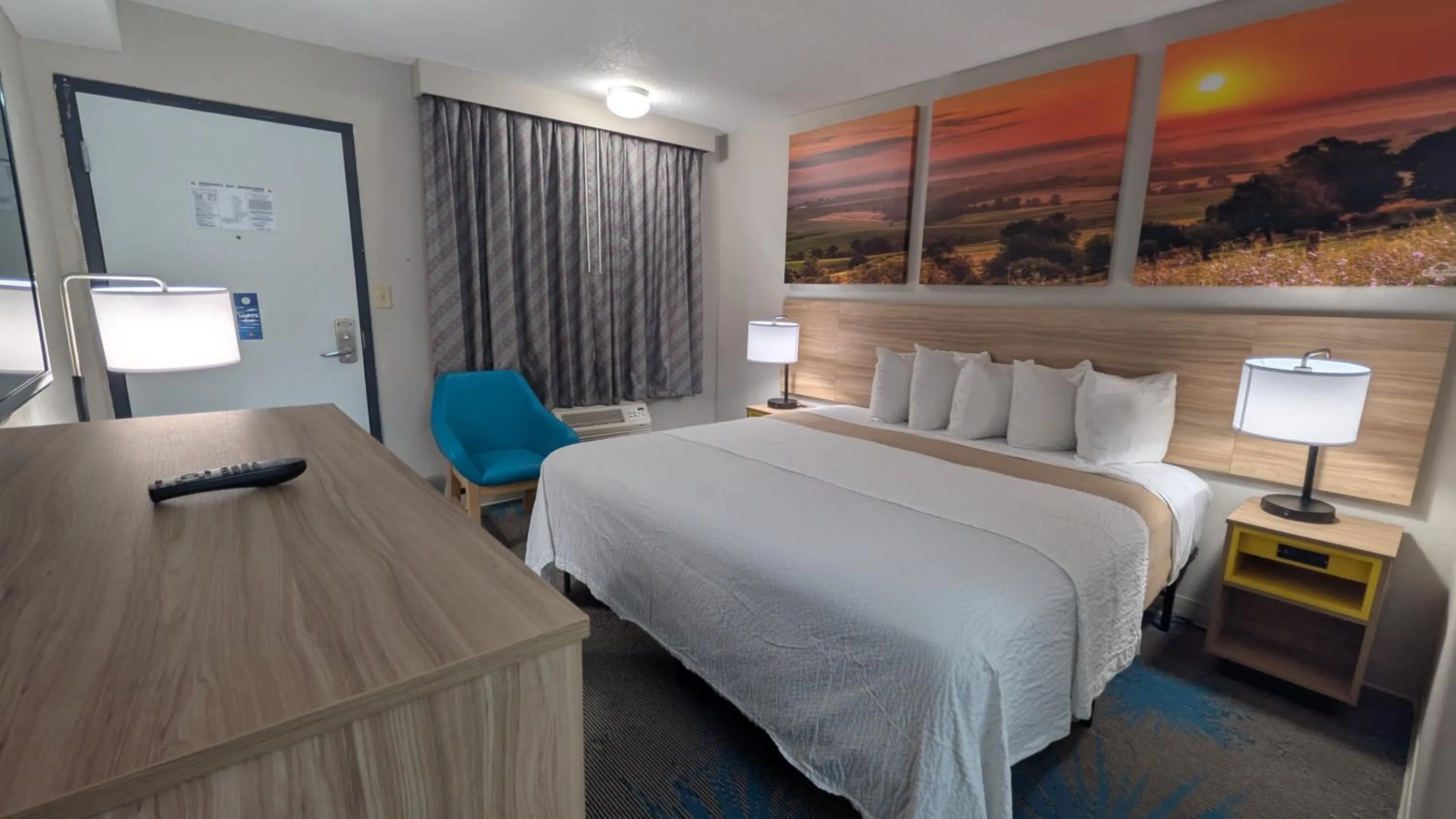 Bedroom, Bed in Days Inn by Wyndham Champaign/Urbana