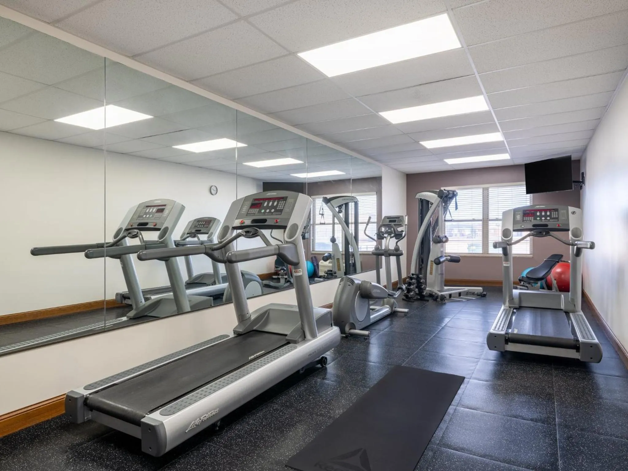 Fitness centre/facilities in Garner Hotel Gillette South by IHG