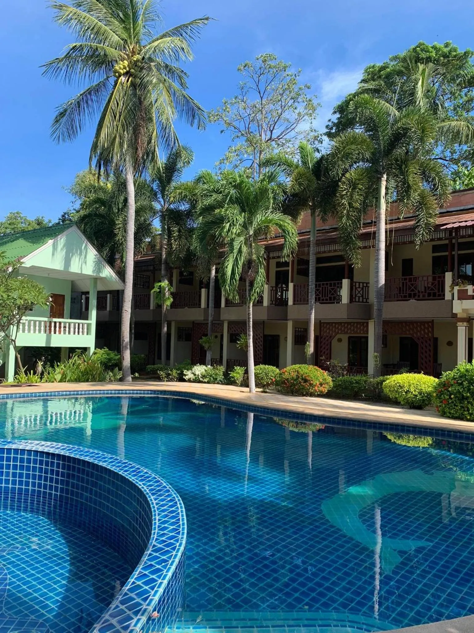 Swimming pool in Rattana Guesthouse & Bungalow