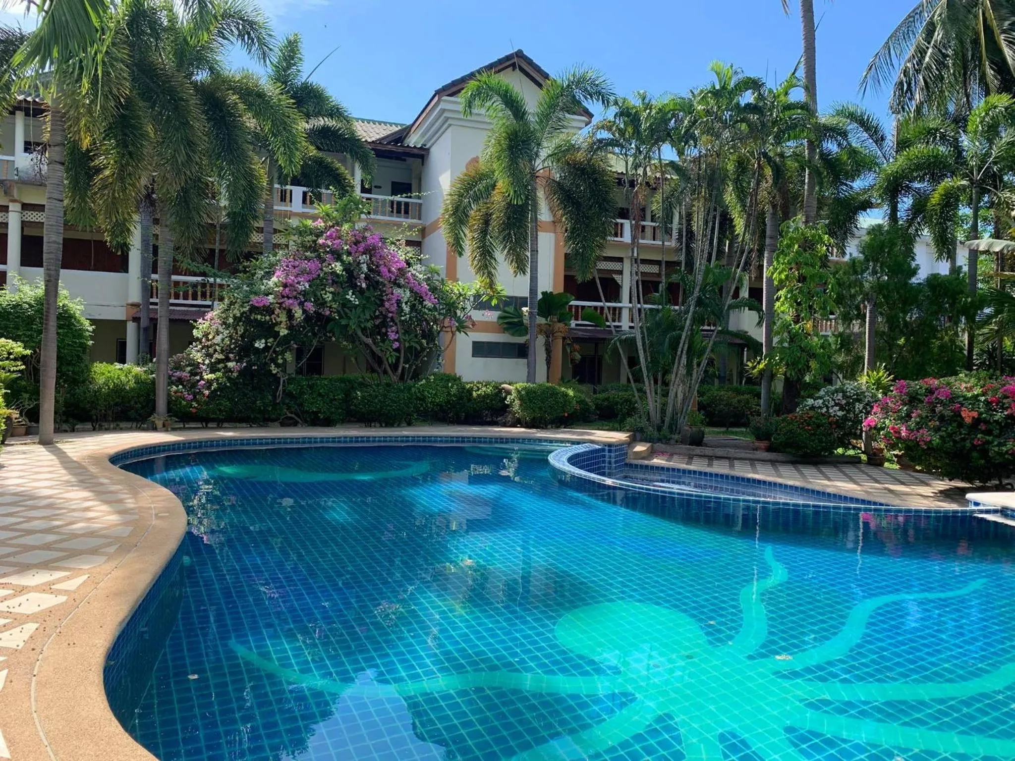 Swimming pool in Rattana Guesthouse & Bungalow