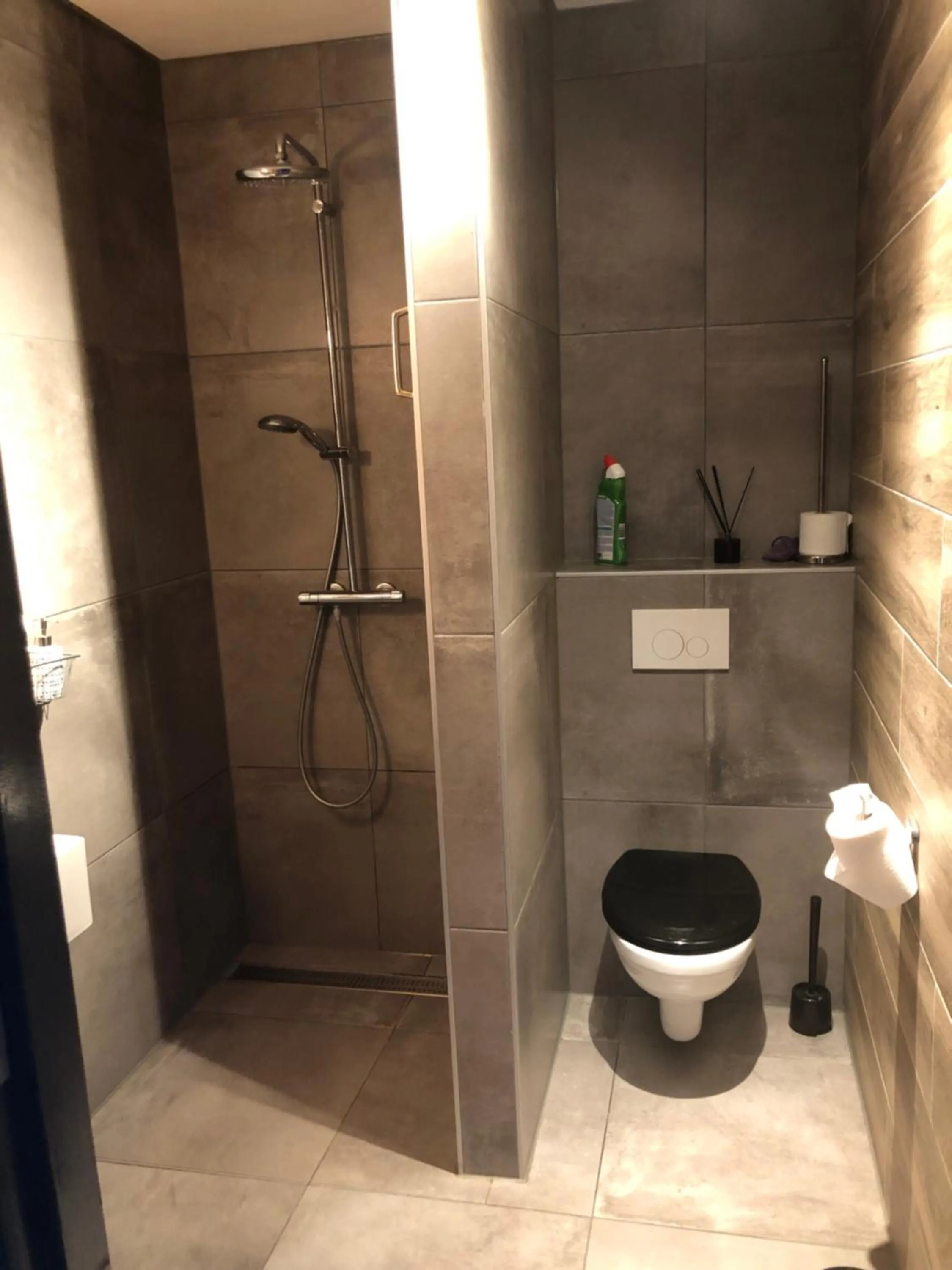 Shower in B&B de Garaazje