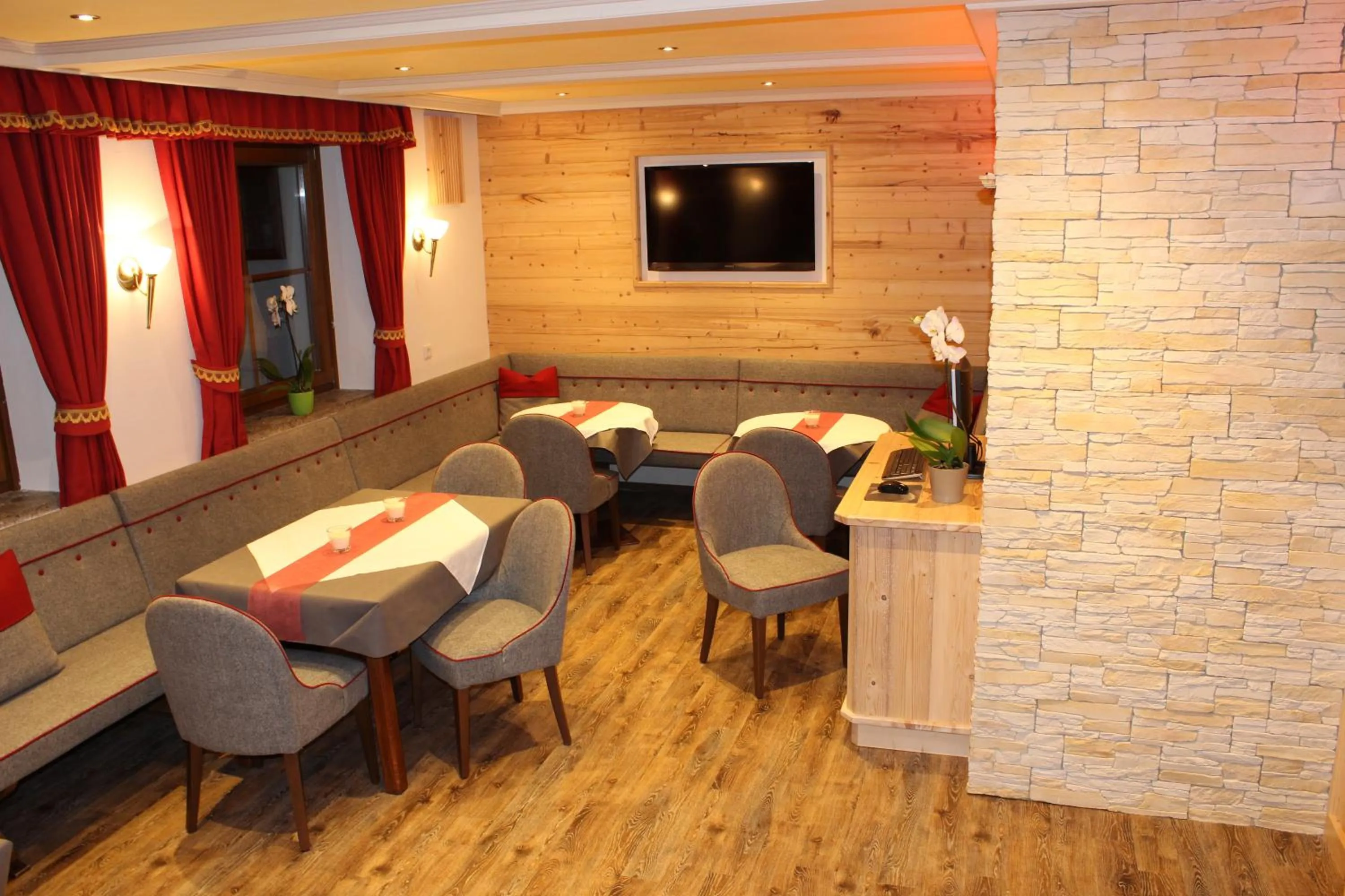 Communal lounge/ TV room in ApartHotel Holzerhof