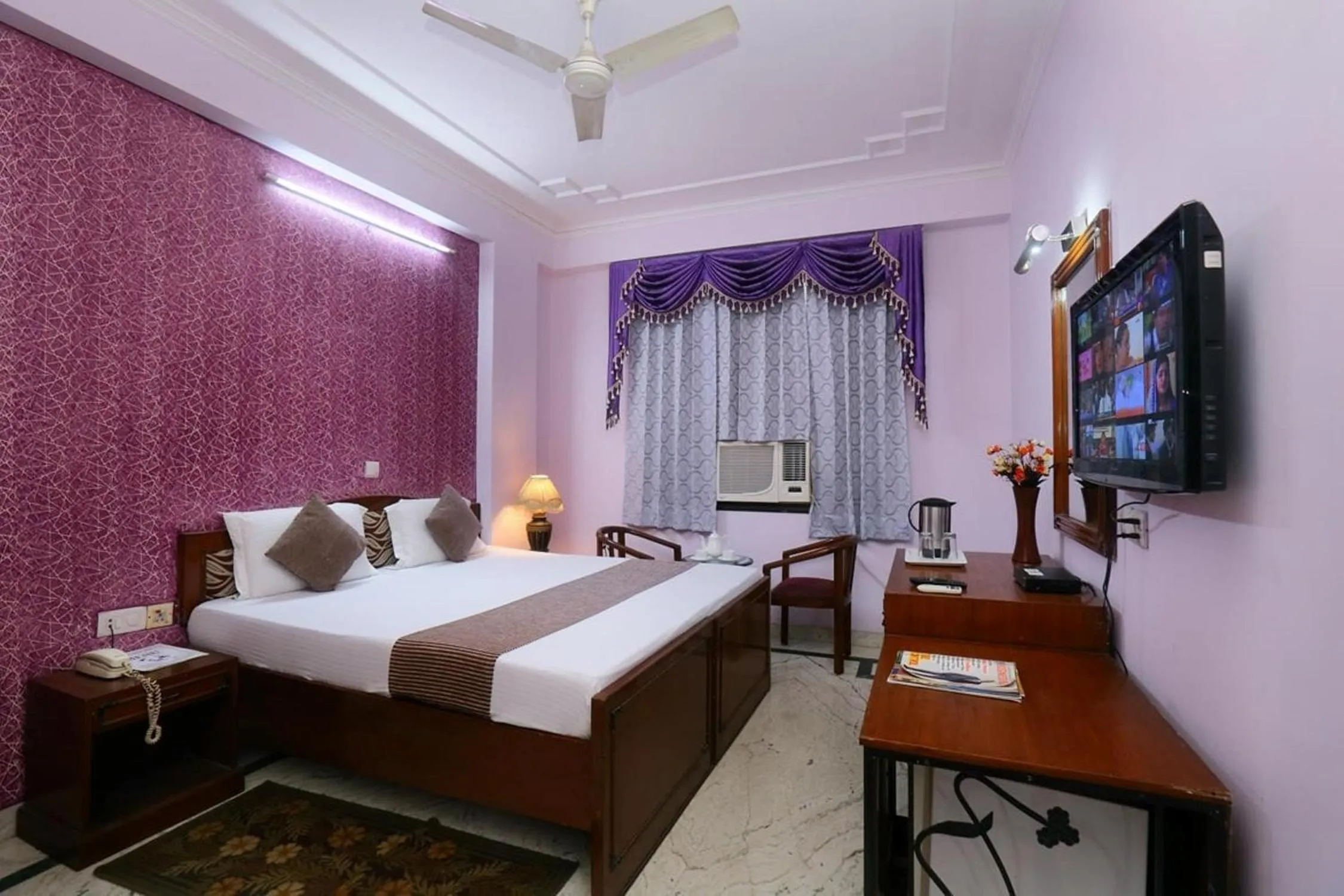 Bed in Hotel Indraprastha