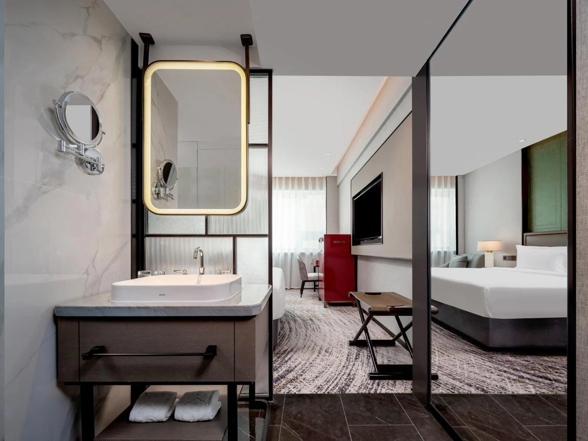 Bathroom, Bed in Shenzhen Shanghai Hotel