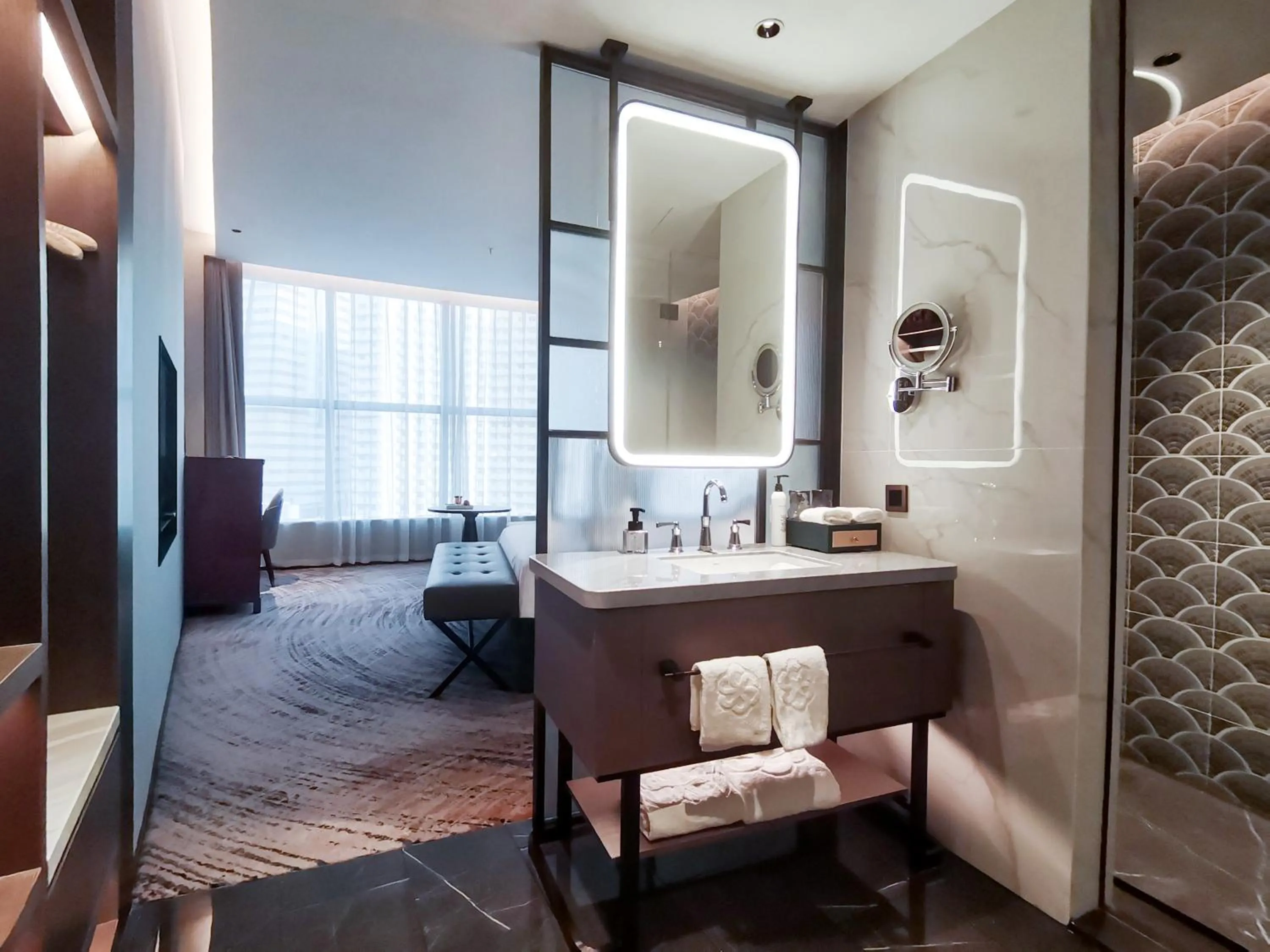 Bath, Bed in Shenzhen Shanghai Hotel