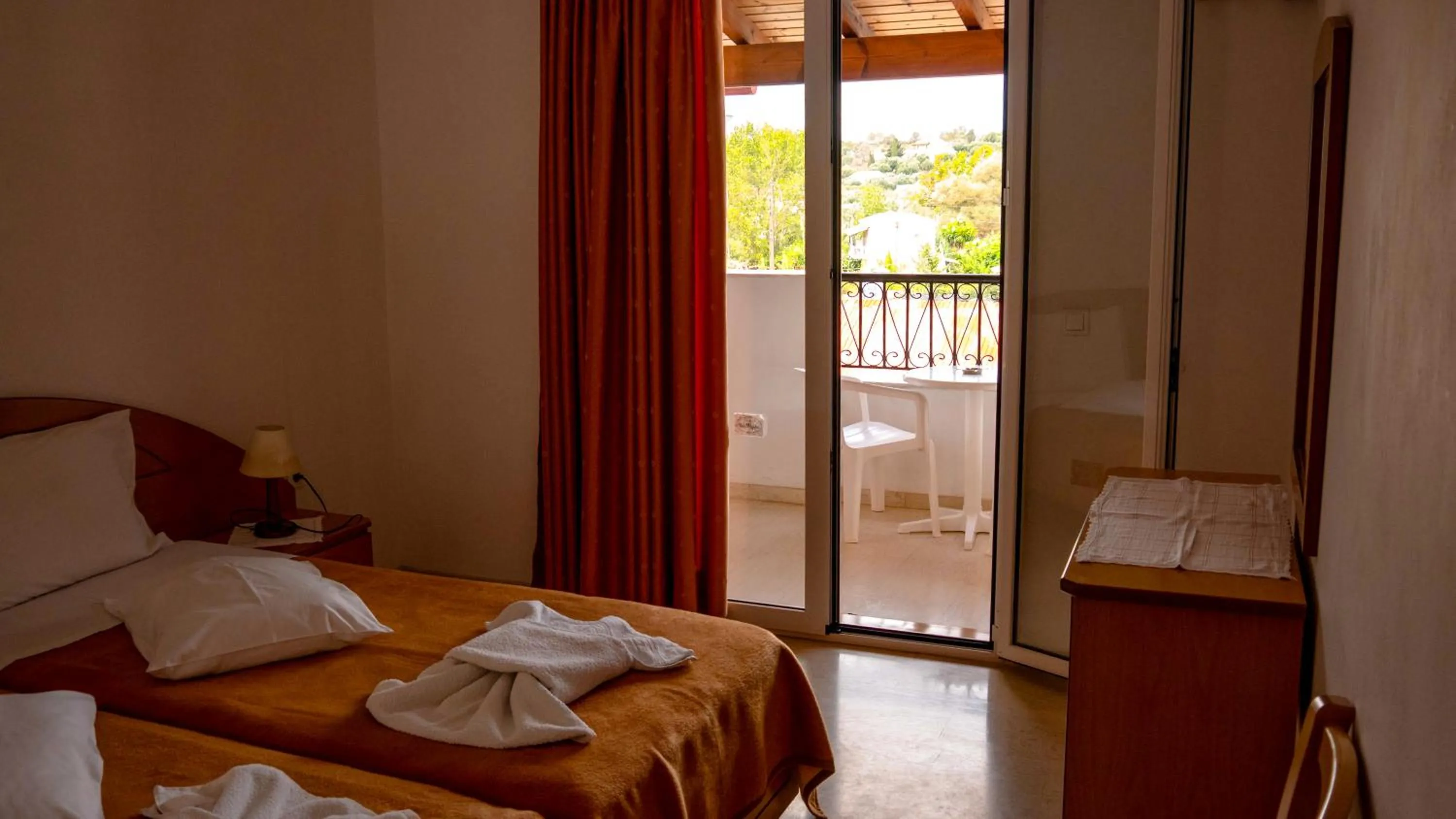 Photo of the whole room, Bed in Tria Adelphia