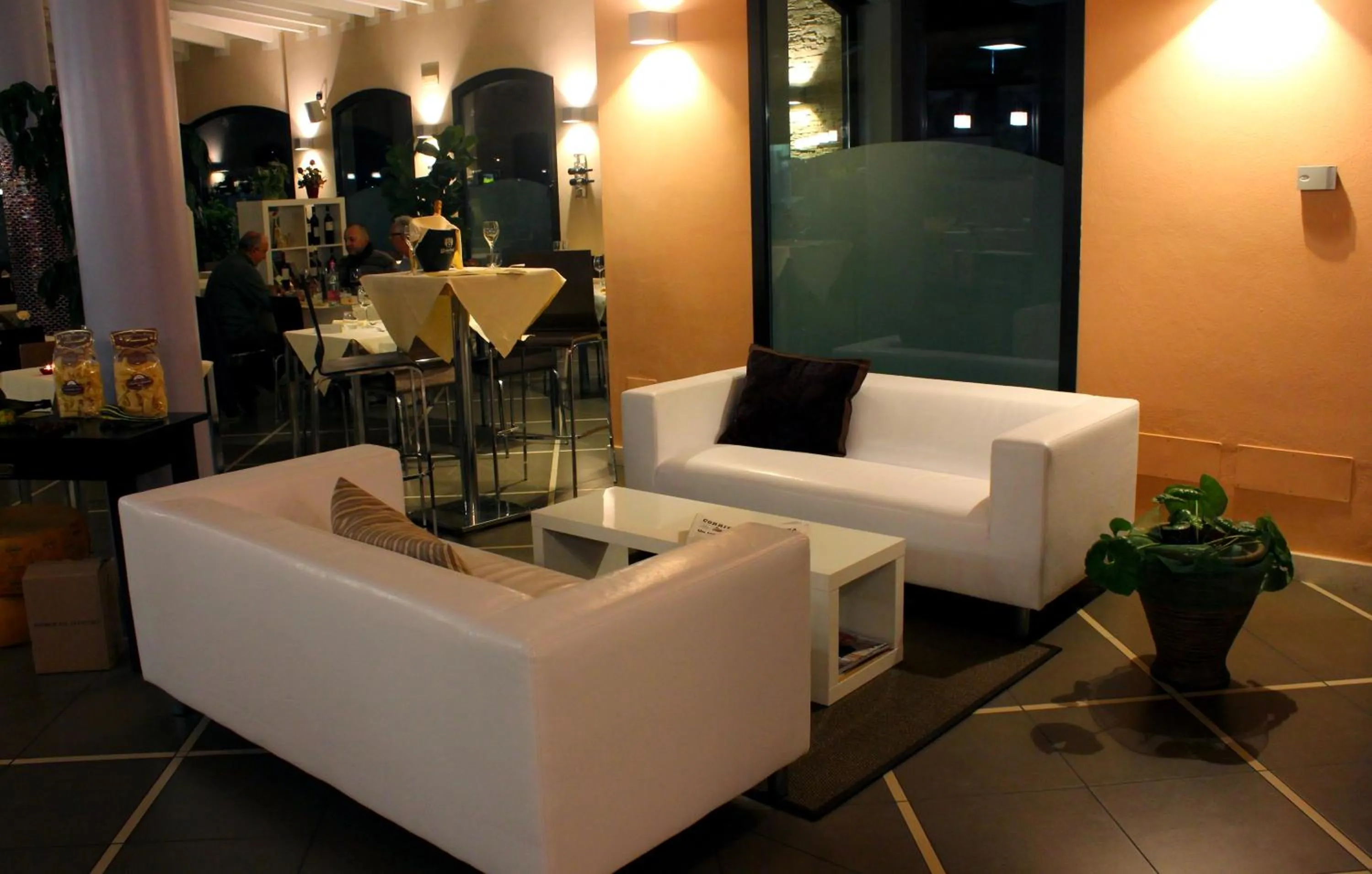 Communal lounge/ TV room in Albergo Delle Industrie