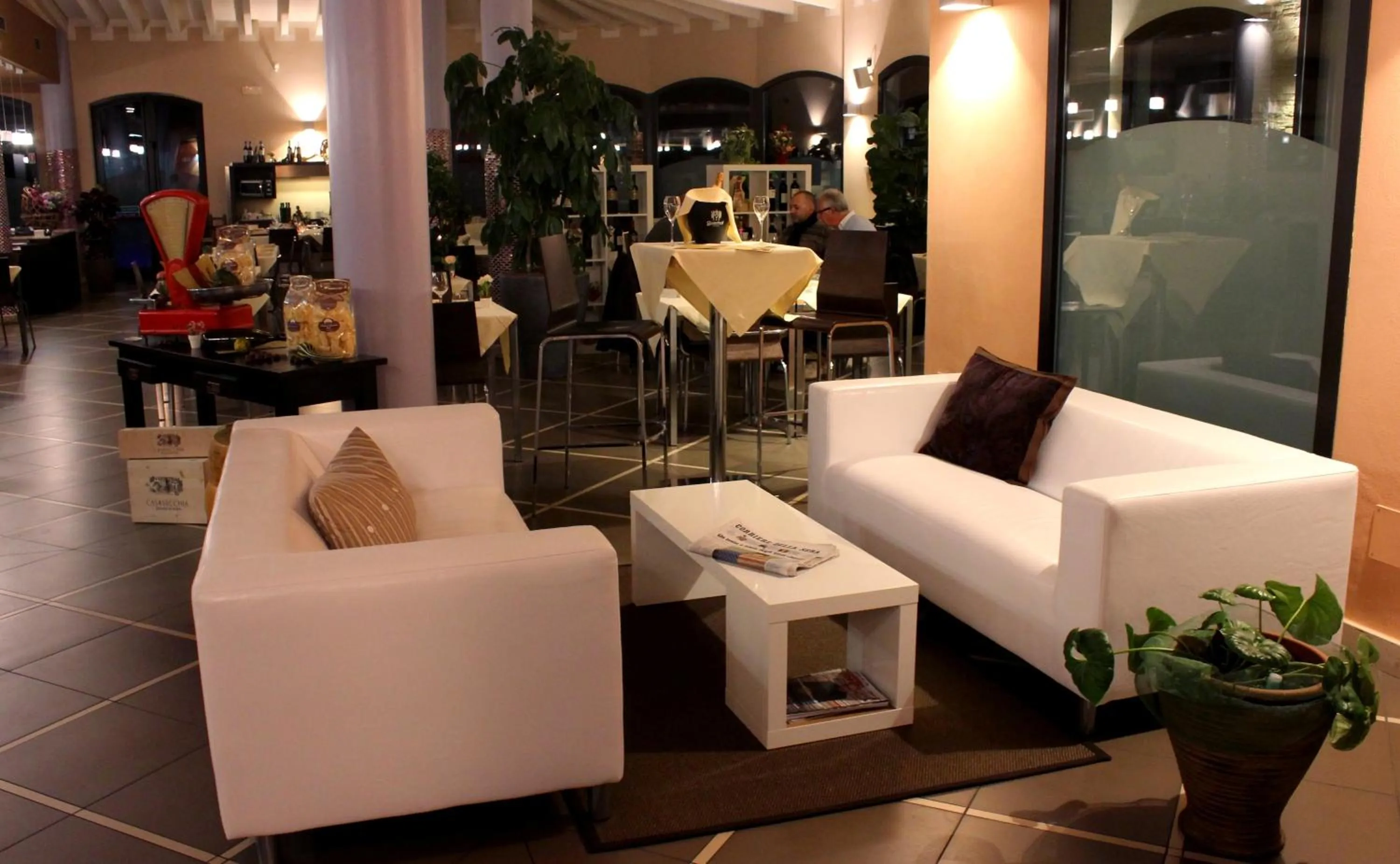 Communal lounge/ TV room in Albergo Delle Industrie